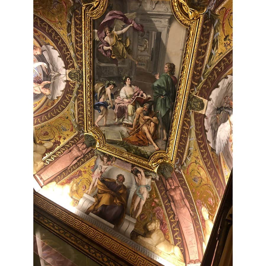松岡李那さんのインスタグラム写真 - (松岡李那Instagram)「初！#ヴァチカン市国 ❤️ #梵蒂岡城  ローマ教皇が住む国であり、名高い貴重な美術品と建築物の宝庫とされています。バチカン美術館には有名な「ラオコーン像」をはじめとする古代ローマ時代の彫像が所蔵されており、ラファエロの間にはルネサンス期のフレスコ画、そしてシスティーナ礼拝堂には有名なミケランジェロの天井画があります。 すごく並んでました。 優先チケット買っておくのがおススメだよ！ 歴史がすごすぎる😇🙏 #mvseivaticani #vatican #vaticanmuseum #ヴァチカン美術館 #ローマ #イタリア旅行」9月19日 8時54分 - linahxoxo