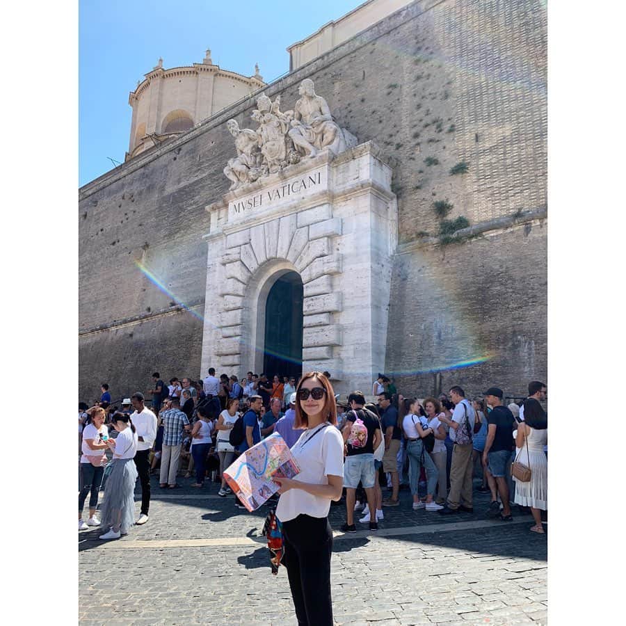 のインスタグラム：「初！#ヴァチカン市国 ❤️ #梵蒂岡城  ローマ教皇が住む国であり、名高い貴重な美術品と建築物の宝庫とされています。バチカン美術館には有名な「ラオコーン像」をはじめとする古代ローマ時代の彫像が所蔵されており、ラファエロの間にはルネサンス期のフレスコ画、そしてシスティーナ礼拝堂には有名なミケランジェロの天井画があります。 すごく並んでました。 優先チケット買っておくのがおススメだよ！ 歴史がすごすぎる😇🙏 #mvseivaticani #vatican #vaticanmuseum #ヴァチカン美術館 #ローマ #イタリア旅行」