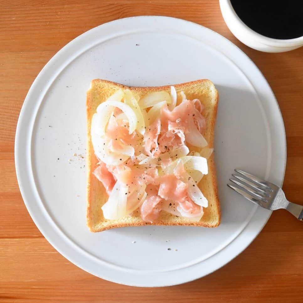 山崎佳のインスタグラム：「Today’s breakfast. たまねぎと生ハムのマリネ。」