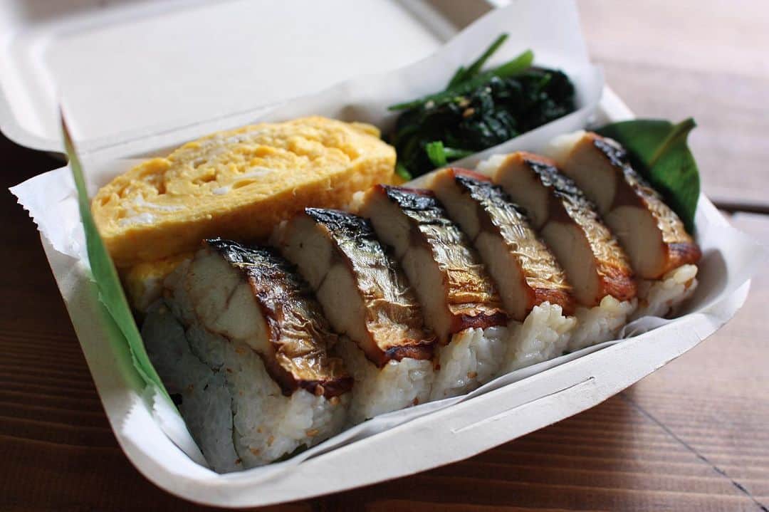 mikaさんのインスタグラム写真 - (mikaInstagram)「2019.09.19木曜日 ・ 本日の娘R弁当と #焼き鯖寿司 作ってるところ #撮ってみた ・ #マイブーム ・ 前日仕込みの焼き鯖寿司 出汁巻き玉子 ほうれん草胡麻塩和え ・ 昨日の夕食作る時に 一緒に仕込んだ焼き鯖寿司 これも朝切るだけ 嬉しいやつ❤︎ ＊ ＊ #手抜き弁当 #台所 #キッチン #kitchen #生活 #台所仕事  #お弁当 #娘弁当 #弁当 #地味弁 #渋弁 #枯れ弁 #高校女子弁当  #JK弁当 #和食 #bento #bentobox #lunch #lunchbox  #暮らし #本日の娘R弁当  #マカロニメイト  #フーディーテーブル #IGersJP」9月19日 8時48分 - mikason925