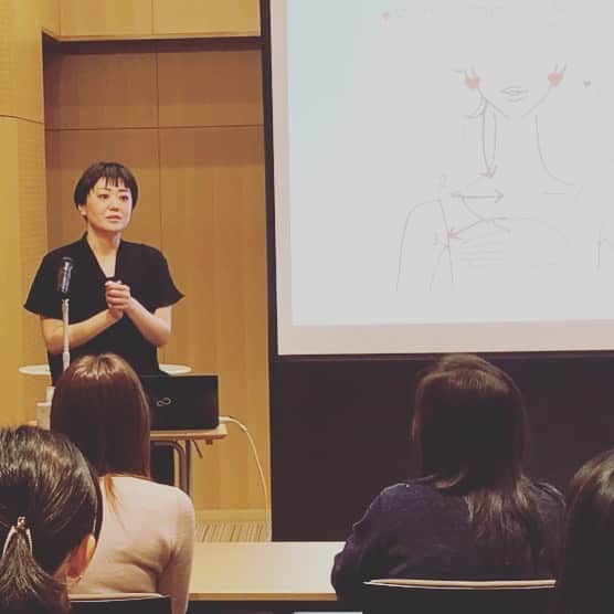 笑顔をリフォームする@健康小顔職人のインスタグラム：「． 今日はHDC大阪様で小顔セミナーを行います！ ． 関西地方の皆様！お会いできることを楽しみにしております！どうぞ、宜しくお願い申し上げます✨ ． 画像は3月にセブンアカデミー様で行わせて頂いた小顔セミナーの模様です。 ． セミナーを記念して『Happyエッセンシャルクリーム』のSALEをスタート致します！ ． 10/1より増税に伴い金額が変更になります！ ． 何卒、ご理解のほど宜しくお願い致します🙇‍♀️ ． ． 沢山の幸せな笑顔が世界中に溢れますように✨ ． ． 💖小顔セミナーin HDC大阪！9/19(木)18:30〜 無料！関西地区の皆様！お会い出来ること楽しみにしています❤︎ ． ． 💆🏻‍♀️心美体を整える「小顔整顔トリートメント」 👰ブライダル小顔🤰マタニティ小顔＆足リフレ ♨️代謝を上げる「Hot&Coldストーンリンパマッサージ」 ご予約はプロフ🔗→HP→予約サイトへ！ ． ． ✨気を整えて心と体を健康に！チャクラエネルギーセラピー ※Hペッパー等の予約サイトからは予約できません。ご予約は必ずホームページからお願いします(プロフ🔗) ． ． 🍀リフトアップクリーム&ボタニカルオイル ネットショップにて発売中 https://yushian.thebase.in/ baceアプリ→小顔職人で検索🔍 ． ． 💟あなたも小顔職人になれる👍 小顔職人養成スクール！スクール生募集中！詳細・お申込はプロフ→HP→小顔養成スクールへ！ ． ． ． ☪️スピリチュアルワークショップ ◉内山エナさん10/6(日) 詳細・お申込はプロフ→HPへ ． ． #小顔職人 #小顔セミナー #幸せはいつも自分が連れてくる #笑顔は世界を明るくする #皆んなでハッピーになろう #自分を愛そう #世界が愛で溢れますように #自然治癒力は素晴らしい  #健康な小顔になろう #体温を上げて代謝を上げよう #心身共に整ってこそ美容 #笑顔をリフォームする小顔職人 #いつもご覧頂きありがとうございます  #happylife #happiness #happysmile #health #Wellness #wellnessblogger #loveyourself」