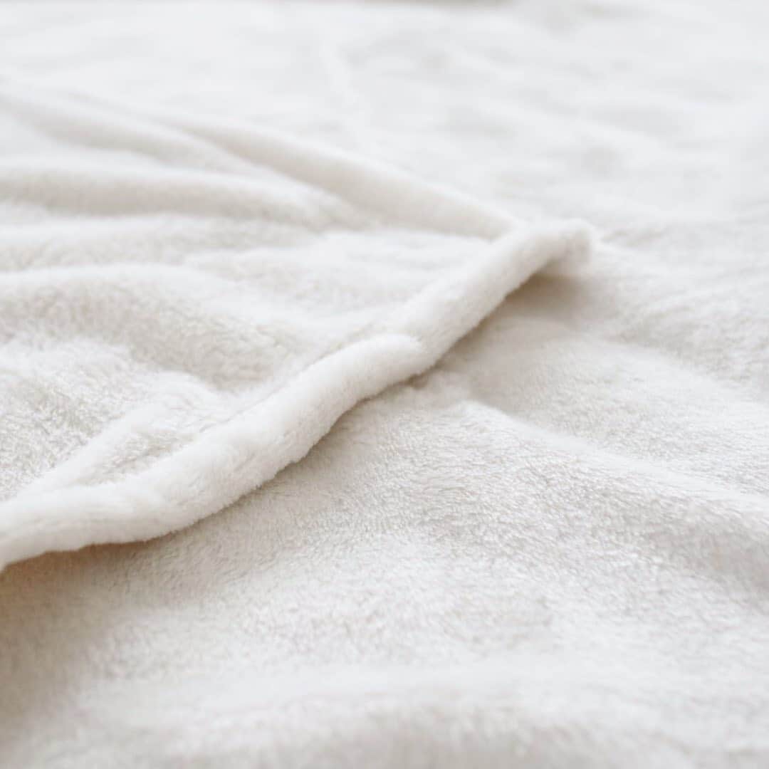 nika.homeさんのインスタグラム写真 - (nika.homeInstagram)「2019.9.19 . #伝説の毛布 今年で愛用歴4年目に😊 . 「実際に使っている様子もみたい」と ご要望頂いたのでセッティングしてみました✨ . 毛布とボックスシーツ共にベージュです。 ミルキーカラーの優しい色合いがとても好み。 . とにかく肌触りがなめらかで気持ちがいい！ 薄手なので洗濯機で丸洗いも気軽にできて 乾くのも早いです。専用のバッグがついているので収納時にもコンパクトにまとまってくれるのも嬉しいポイントです。 . . DMでのお返事が追いついていません💦 たくさんご質問頂いていましたのでこちらで お返事にさせてください🙇他のご質問も投稿で なるべくお返事していきたいと思っています。 いつもご覧頂き本当にありがとうございます🥰 . . . ▽伝説の毛布&ボックスシーツ @nika.home  楽天roomに載せてます☺︎」9月19日 8時58分 - nika.home