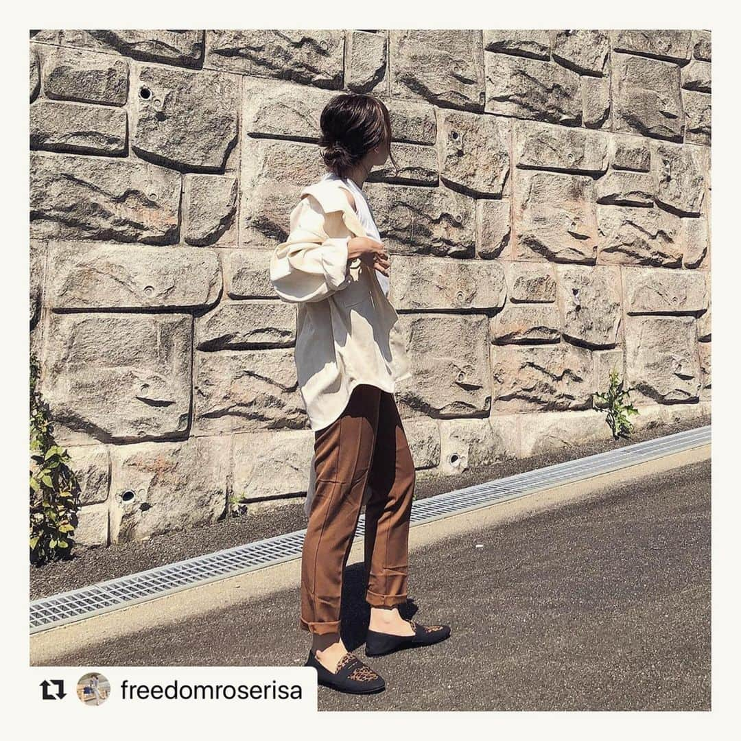 Pierrot［ピエロ］さんのインスタグラム写真 - (Pierrot［ピエロ］Instagram)「#Repost﻿ ﻿ ﻿ @freedomroserisaさんが﻿ pierrotの"ストレートパンツ"を﻿ オシャレに着こなして下さいました♩﻿ ﻿ ﻿ ロールアップで絶妙な丈を保ち﻿ 全体のバランスが整っているので、﻿ レオパードのフラットシューズを合わせ﻿ 今っぽさ満載のコーディネートです。﻿ 無造作なシニヨンヘアと﻿ ゆるっとシャツを着こなしている抜け感に﻿ 大人の余裕を感じます♩﻿ ﻿ ストレートパンツのロールアップ！﻿ 是非参考にさせて頂きたいテクニックです。﻿ ﻿ @freedomroserisaさん﻿ ありがとうございましす😊﻿ ﻿ ========================﻿ @pierrot_shop で売れまくってる﻿ ストレートパンツ♡♡﻿ *﻿ 私ももう何本目だか分からないくらい愛用してる\ ♪♪ /﻿ *﻿ これから使えそうなキャメルを追加✰*。﻿ *﻿ 今見たらもうすでにこの色在庫無くなってた～( ˙˙٥)﻿ ========================﻿ ﻿ #pierrot#pierrot_shop#2019AW#2019ss#AUTUMN#WINTER#オトナ女子 #大人コーデ #ママコーデ #ママファッション #おしゃれママ #プチプラコーデ #プチプチ #プチプラファッション #きのコ #きょコ #あすコ #いつコ #2019秋冬#アラサーコーデ #アラフォーコーデ#リポスト#ストレートパンツ#ストパン#ノースリーブ#抜け感」9月19日 9時00分 - pierrot_shop