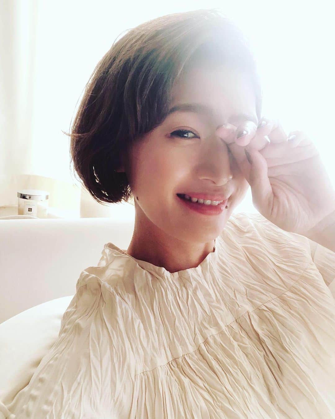 廣瀬規子のインスタグラム：「髪、結局切っちゃった😅 我慢出来まへんでした〜😂 * 個人的に、昔からちょっとガーリーな服も好きだから、、、 これで気兼ねなく着れるぜぃ😎 * これを着ると娘が「マミィ、プリンセスみたい」と、喜んでくれるのに、私の場合は髪が伸びていると、ちょっとやり過ぎ感出ちゃうから、少しの間お蔵入りになってたワンピースなのでした。 * 切りたいけど、どんな髪型にしようかと迷いながら行ったけど、 やっぱり @momoseyu_ さんと @harumiing さんにかかれば、凄く納得の、新しい私を作ってくださった😌 * これで前髪伸ばしていくぜい🙌💕 * #ヘアスタイル #ヘアチェンジ #誰にも気付かれなかった #それだけ馴染んでいると思うようにする😎😂 #カキモトアームズ #カラーは #岩上さん #カットは #百瀬さん #ふたりとも大好きなの #上手なの  #haircolor  #haircut #newhair」