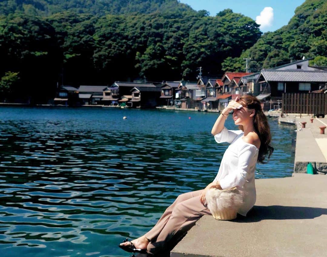 森本あやかさんのインスタグラム写真 - (森本あやかInstagram)「「INECAFE」のデッキで撮った写真。﻿ すぐ目の前が海で最高。﻿ ﻿ 伊根湾の海は、なんていうんやろ🤔﻿ めっちゃ満潮。笑﻿ ﻿ 溢れてくるんちゃうか。ってくらい﻿ 海面がめっちゃ近くてびっくりしたわ😂﻿ ﻿ #伊根の舟屋 #伊根カフェ #inecafe #伊根湾 #海沿いのカフェ #海沿いのお店 #あやまろ #海面が近い #満潮」9月19日 9時23分 - ayachi0120