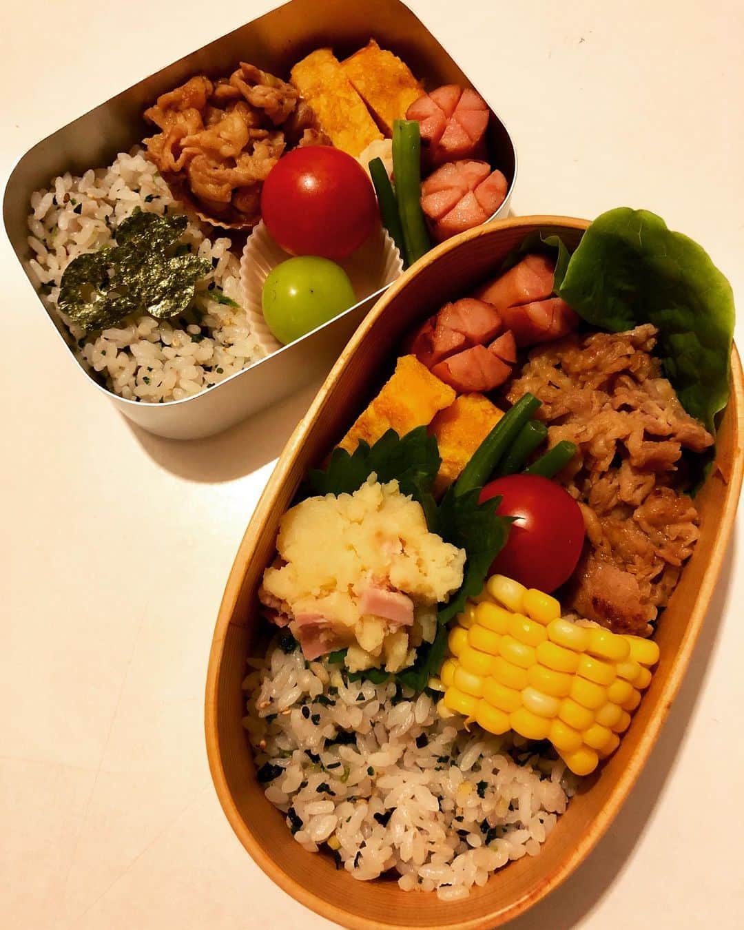 のインスタグラム：「昨日のお弁当( ^ω^ )  塩麹に漬けた豚肉をさっと焼いてネギ味噌と和えるだけ！ あとは前日に作っておいたポテトサラダ、トウモロコシ、ウィンナー、トマト、だし巻き卵です( ^ω^ )  姫は朝ごはんにいくらご飯！！ 半分は冷凍してあるので、冷蔵庫の分は残り少し‼️ いくらは断然筋子をほぐすのが得だし美味しい！  今年は割と安価なのでこれもまた嬉しい(≧∀≦) キロだいたい5000円〜6000円くらいかな？ いつも10本くらい買ってる（笑） 沢山ほぐして、実家やお友達におすそ分けしてます( ^ω^ ) これからますます美味しくなるよね〜(๑>◡<๑)  また買いに行かなくては！！ そして最後はお友達にもらった栗饅頭！栗がごろっと美味しかった〜(≧∀≦) #甘糟ご飯#ご飯#昼ごはん#ランチ#ランチボックス#弁当#曲げわっぱ#わっぱ弁当 #bento#lunch#lunchbox#japanese#japanesestyle #japanesefood #栗饅頭#いくら」