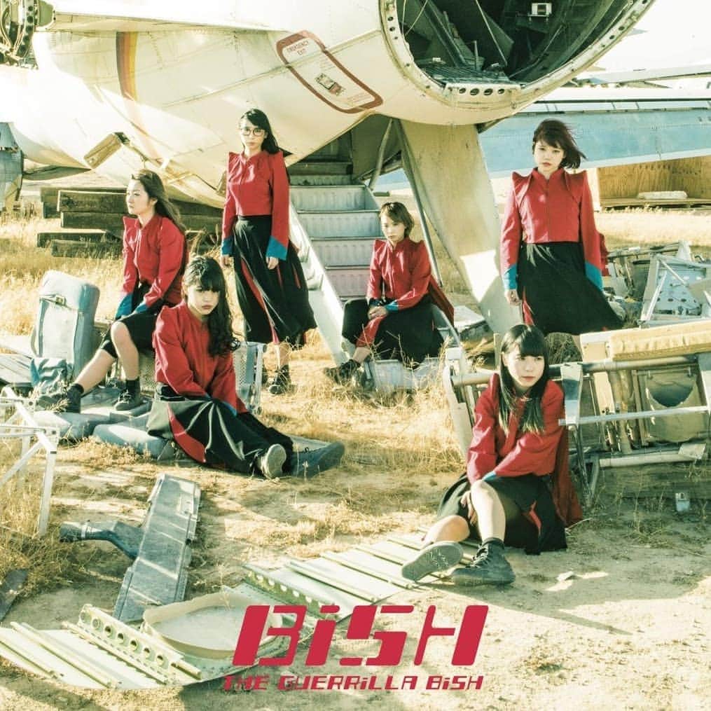 中村松江さんのインスタグラム写真 - (中村松江Instagram)「今日の一曲はBiSHで『My Landscape』です✨ アルバム「THE GUERRiLLA BiSH」に収録。 BiSHは6人組のアイドルグループです。 アイドルグループと聞くと、AKB48とか乃木坂46などの音楽を想像するでしょうが、全くイメージが違います。 WACK所属のアイドルグループの作曲、プロデュースを担当している松隈ケンタのセンスが抜群なので、とにかくいいなと思える曲が多く、この曲も大好きな一曲です。 彼がプロデュースする曲はユニゾンパートが少なく、ソロパートでつないで構成されているのでメンバー6人の歌声が認識出来るつくりになっています。 BiSHのメンバー6人の歌声はそれぞれキャラが立っていて個性的で魅力があるんですが、中でもアイナ・ジ・エンドの歌が圧倒的で、彼女の存在が無かったらBiSHに興味が湧かなかったと思います。 今や人気グループですが、もしもBiSHを聴いたことが無い方がいらっしゃったら一度聴いてみて下さい✨ (№15) #歌舞伎#中村松江 #bish #mylandscape #guerrillabish #アイナジエンド #清掃員 #wack」9月19日 9時39分 - matsue_nakamuraofficial