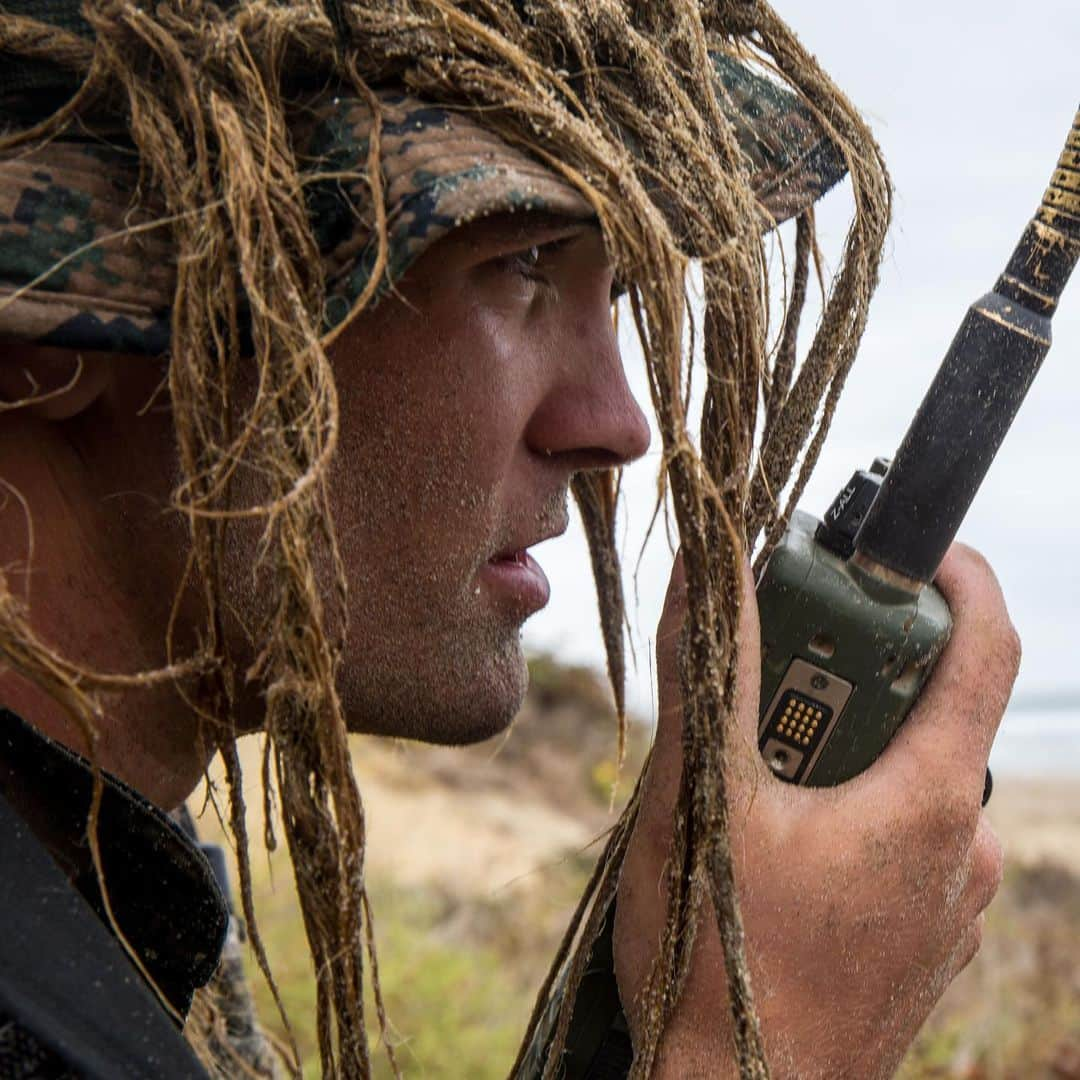 アメリカ海兵隊さんのインスタグラム写真 - (アメリカ海兵隊Instagram)「The Sandman  Lance Cpl. Mark Sheneman, a rifleman with 1st Battalion, 5th Marine Regiment, @1stMarDiv, speaks into a PRC-152 hand-held radio during a small boat raid at @mcb_camp_pendleton. (U.S. Marine Corps photo by Lance Cpl. Brendan Mullin)  #USMC #Military #Training #Marines #Sand」9月19日 9時38分 - marines