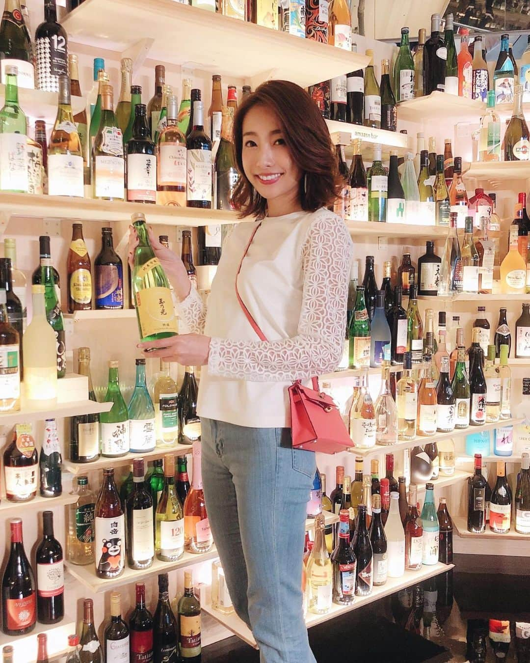 冨張愛さんのインスタグラム写真 - (冨張愛Instagram)「Amazon barへ🍸 世界中のお酒をテイスティングしながら 自分に合うお酒を見つけられる大人のワンダーランドのような期間限定のイベント♡ Amazon.co.jpは 本当に毎日のように使っているけど こんなに沢山の種類のお酒を手軽に購入できることは はじめて知りました☺︎ 360°ディスプレイにもテンションが上がってしまった〜😍!! Amazon Barは事前予約必須のイベントなので気になる方は チケット購入の上 お立ち寄りください🍺 * tops ... #maronenonfee @maronenonfee  #AmazonBarFest #Amazon #Bar #PR #instagood #coordinate #ootd #outfit #fashion #instafashion #코디네이트 #패션 #카메라 #コーディネート #コーデ #ファッション #今日のコーデ #今日の服 #アマゾン #お酒 #マーロンエノンフィ」9月19日 9時47分 - megumitomihari