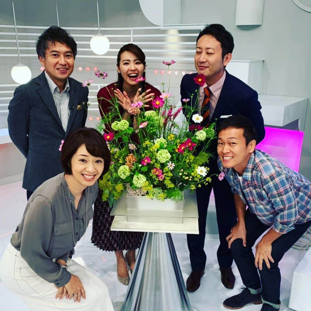 倉橋友和さんのインスタグラム写真 - (倉橋友和Instagram)「けさの名古屋は涼しいですね。#メーテレ #アップ スタジオのフラワーアレンジも、すっかり秋色です💐そして気圧の変化などによる#気象病 にもご注意ください。 #メーテレアップ #アップは午後3時46分から #アップの特集は午後6時15分から #八塩圭子 さん #アナウンサー #鈴木しおり #星恭博 #石神愛子 #倉橋友和 #伊豆蔵将太 #濱田隼 #気象予報士 #山田修作 #修作さん #冨永幸」9月19日 9時45分 - nbn_kurahashi