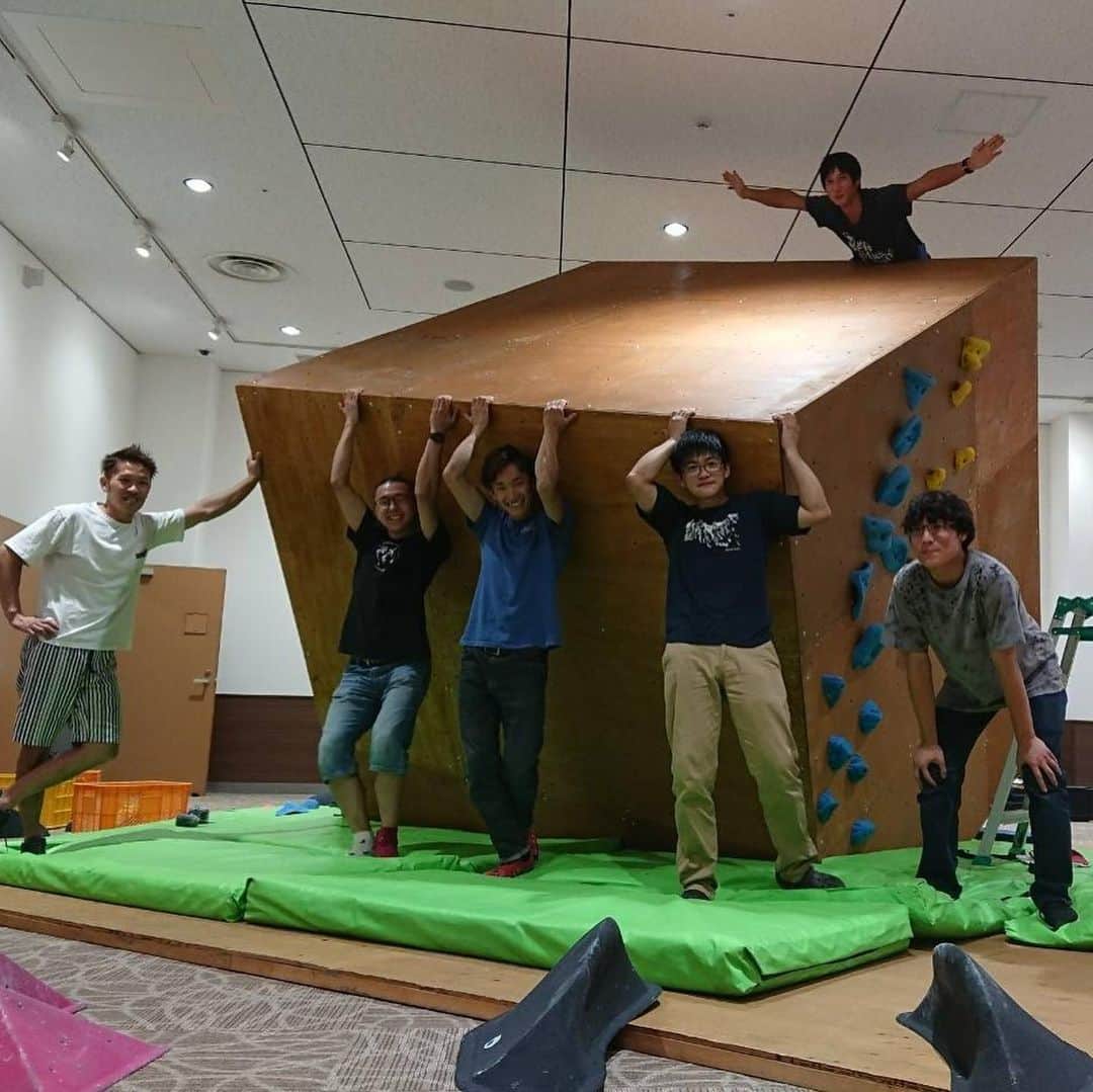 長澤青空のインスタグラム：「FLAT×SJCC 9月7.8日に天童イオンモールで行われたボルダリング体験会の壁立てをしてきました！ 佐藤工務店の壁立てとフラットボルダリングによるセットで素晴らしい壁に！！ 当日も大盛況のようで大満足の結果でした！ フラットボルダリング、SJCCスタッフの皆様お疲れ様でした！ #佐藤工務店 #FLAT #SJCC #ボルダリング #bouldering #仙台ジュニアクライミングクラブ #flatbouldering #天童イオンモール」