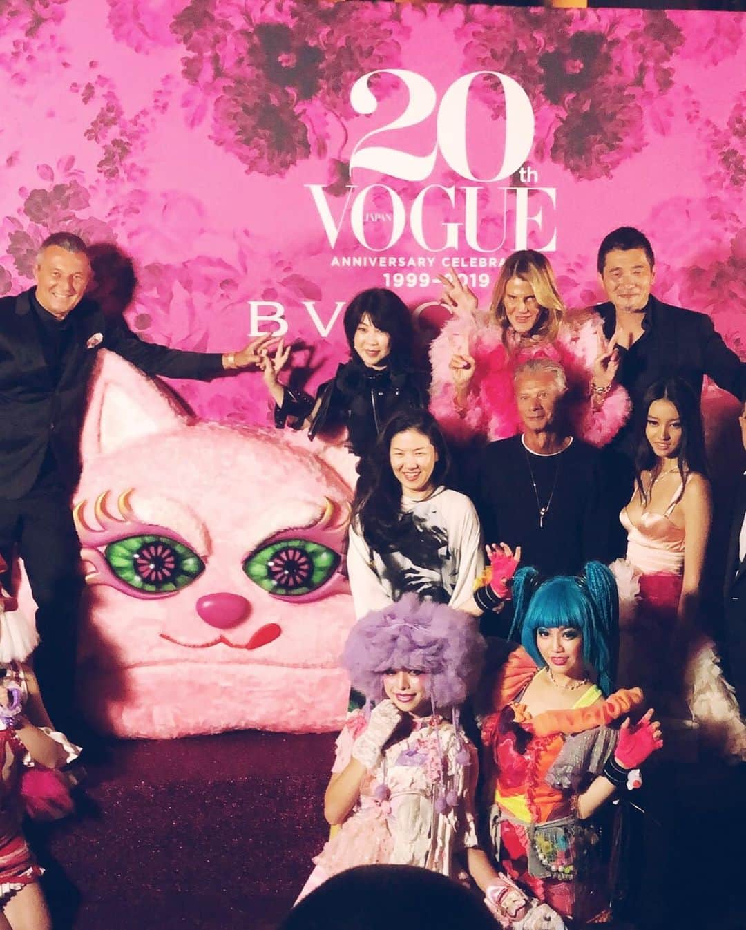 のインスタグラム：「KAWAII to the world🌎 Happy 20th anniversary @voguejapan at @bulgariofficial hotel in Milan🎂🌈 We are so honored to be part of your special night💜🧡💛💚💙 Thank you @anna_dello_russo for choosing us🙏❤️ to monsters please fine our secret PINK CAT ROOM , sweets go round and MONSTER GIRL in this special party😊💋 #VOGUEJAPAN #vogue20thanniversary #TOKYOGLAM #KAWAIIMONSTERCAFE #milano」