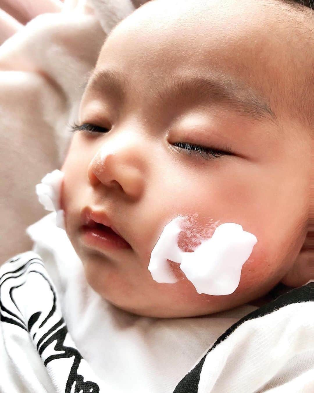 Fam's Baby ファムズベビーさんのインスタグラム写真 - (Fam's Baby ファムズベビーInstagram)「肌荒れはその後いかがでしょうか？そのような状態が続くとママも心配かと思います😢 ファムズベビーのあわあわでしっかり保湿を続けて改善されていきますように✨ ・ ・ #乳児アトピー#乳児ニキビ#乳児クラス#乳児デビュー#乳児性湿疹 ・ #Repost @fuuri0426 ・・・ 肌荒れが酷すぎるから @famsbaby  買ってみました  早くツルツルお肌戻ってね😂😂 #風吏のいる生活#成長記録 #赤ちゃんのいる生活 #子供のいる生活#子供のいる暮らし #男の子ベビー#おとこのこ #生後3か月#4月生まれ #赤ちゃん#ベビーフォト #男の子ママ#新米ママ#子育て#育児記録 #ベビスタ#ママリ#コドモノ #子育てグラム #乳児湿疹 #famsbaby #ファムズベビー」9月19日 9時58分 - famsbaby