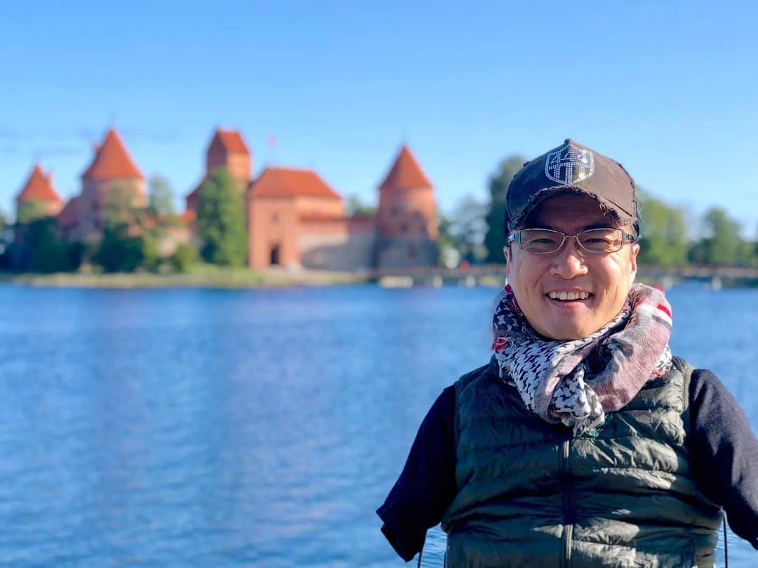 のインスタグラム：「湖に浮かぶトラカイ城🏰。 その雰囲気から、日本人の間では“ドラクエ城”とあだ名されているのだとか。  記事も書いたので、よかったら読んでやってください！  https://note.mu/h_ototake/n/n1284ecfb32b2  #トラカイ #トラカイ城 #🏰 #リトアニア #リトアニア旅行 #Lithuania #Lithuania🇱🇹 #visitlithuania #trakai #trakaicastle #ドラクエ #ドラクエ風」