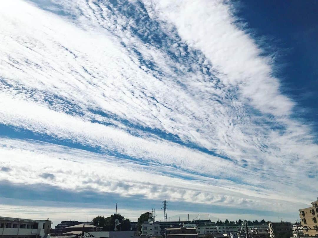 上本昌代さんのインスタグラム写真 - (上本昌代Instagram)「空が海みたい🌊不思議で面白い〜 #雲 #くも #不思議 #空飽きない #空劇場 #海 #cloud #いまそら #今日の空 #秋空 #空 #sky #miracle #nature #自然好き」9月19日 10時02分 - masayomai