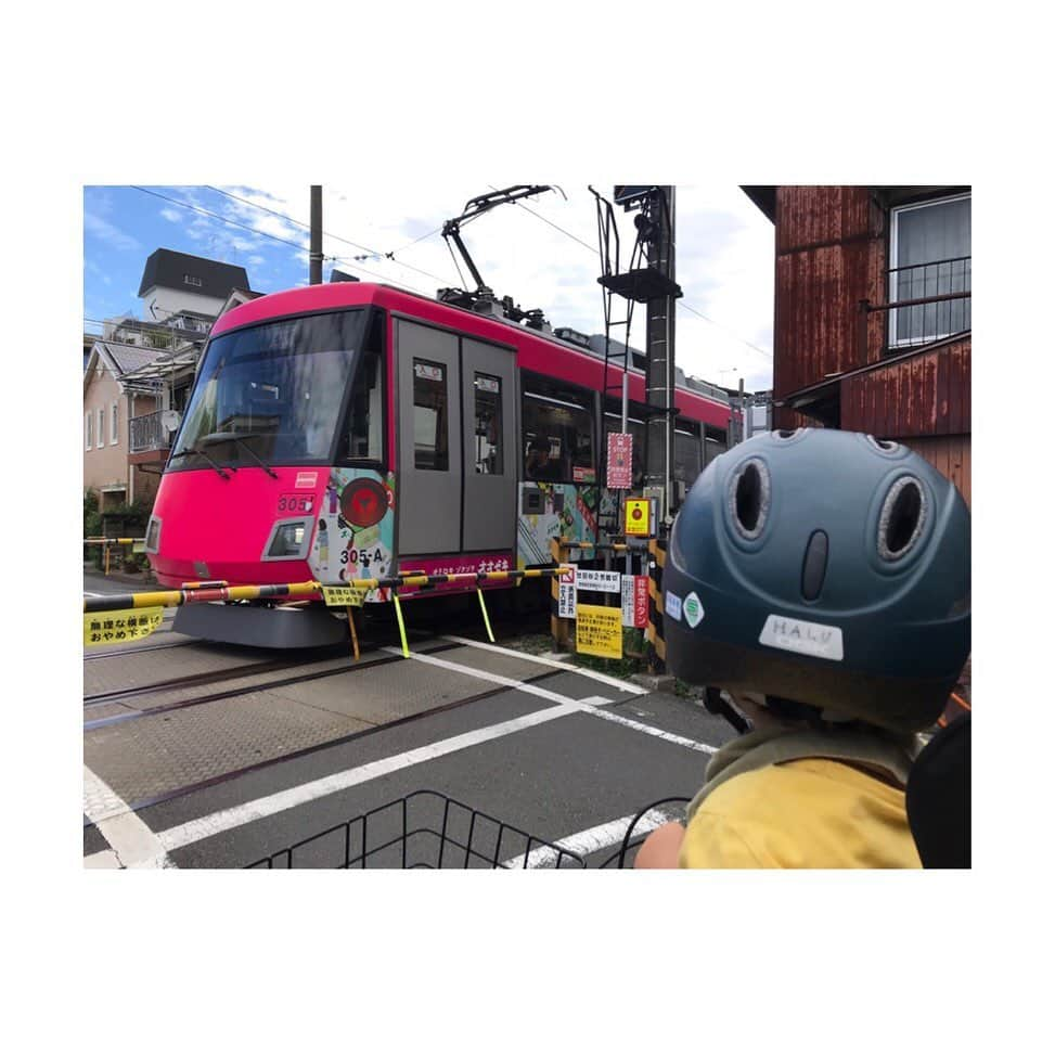 吉村民さんのインスタグラム写真 - (吉村民Instagram)「今日の世田谷線 🚃  今朝は 世田谷線 2本 バス  15台 ミキサー車  清掃車  クレーン車 ショベルカーなどを見ながら 通園。  母は朝から大忙しです💦  さかなクンのお母さんが さかなクンが小さい時に 魚が大好きなさかなクンを 毎日、魚屋さんへ連れて行ってあげていた、というお話を聞いたことがあり、、、 いつか私もそんな母になりたいと思っていました。  働いているので限りはあるけど、 息子の好奇心を伸ばしてあげれる母になりたいと思い、 大好きな電車、バス、働く車を見せるのに 毎日、精一杯生きてます w  #電車好き #新幹線好き #新幹線好きな息子 #ママ鉄子鉄 #ママ鉄 #バス #バス好き #世田谷線 #働く車 #働く車が大好き #息子の好奇心が嬉しい  #40歳 #40歳ママ  #さかなくん #さかなクンリスペクト #世田谷区 #世田谷区ママ」9月19日 10時09分 - yoshimuratami