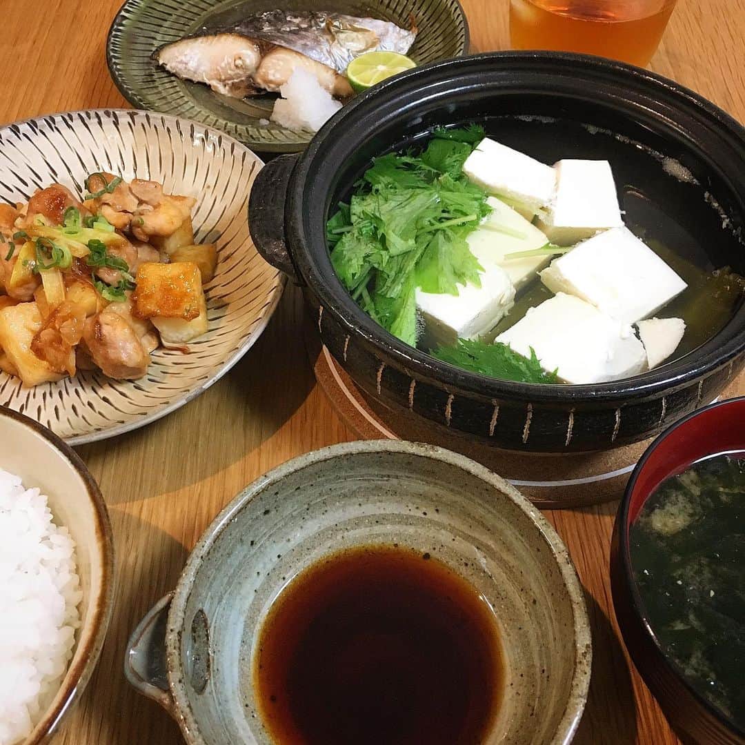 ecruのインスタグラム：「2019/09/19 (thu) 昨日の晩ご飯は、夫が徳島で調達してきたゆず酢(柚子の果汁100%)で作った自家製ポン酢で味わう湯豆腐。 あと1カ月寝かすそうですが、待ちきれなくて味見を😁 フグ屋さんのポン酢のようで美味しかった！ ゆず酢は一升瓶であるので、追加で仕込みま〜す♪ ・ #gon_food #晩ご飯  #food #foodpic #foodphoto  #夕食  #instafood #instagood #yummy #love #japan #japanesefood  #thankyou #onthetable #日々 #暮らし #和食 #lunch  #うつわ  #小鹿田焼 #湯豆腐 #自家製ポン酢」