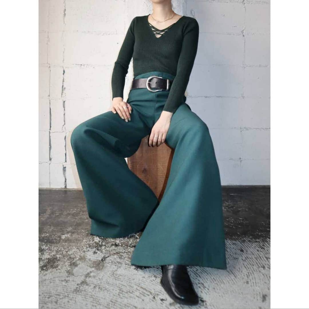 吉祥寺 古着屋 Orfeoのインスタグラム：「Green Flared Pants Style  #orfeo #kichijoji #tokyo #vintage #used #fashion #coordinate #outfit #オルフェオ #吉祥寺 #東京 #古着 #古着屋 #ヴィンテージ #ユーズド #ファッション #コーディネート  掲載商品のお問い合わせはメールにて承っております。コメント、DMでのお問い合わせは受け付けておりませんのでご了承ください。」