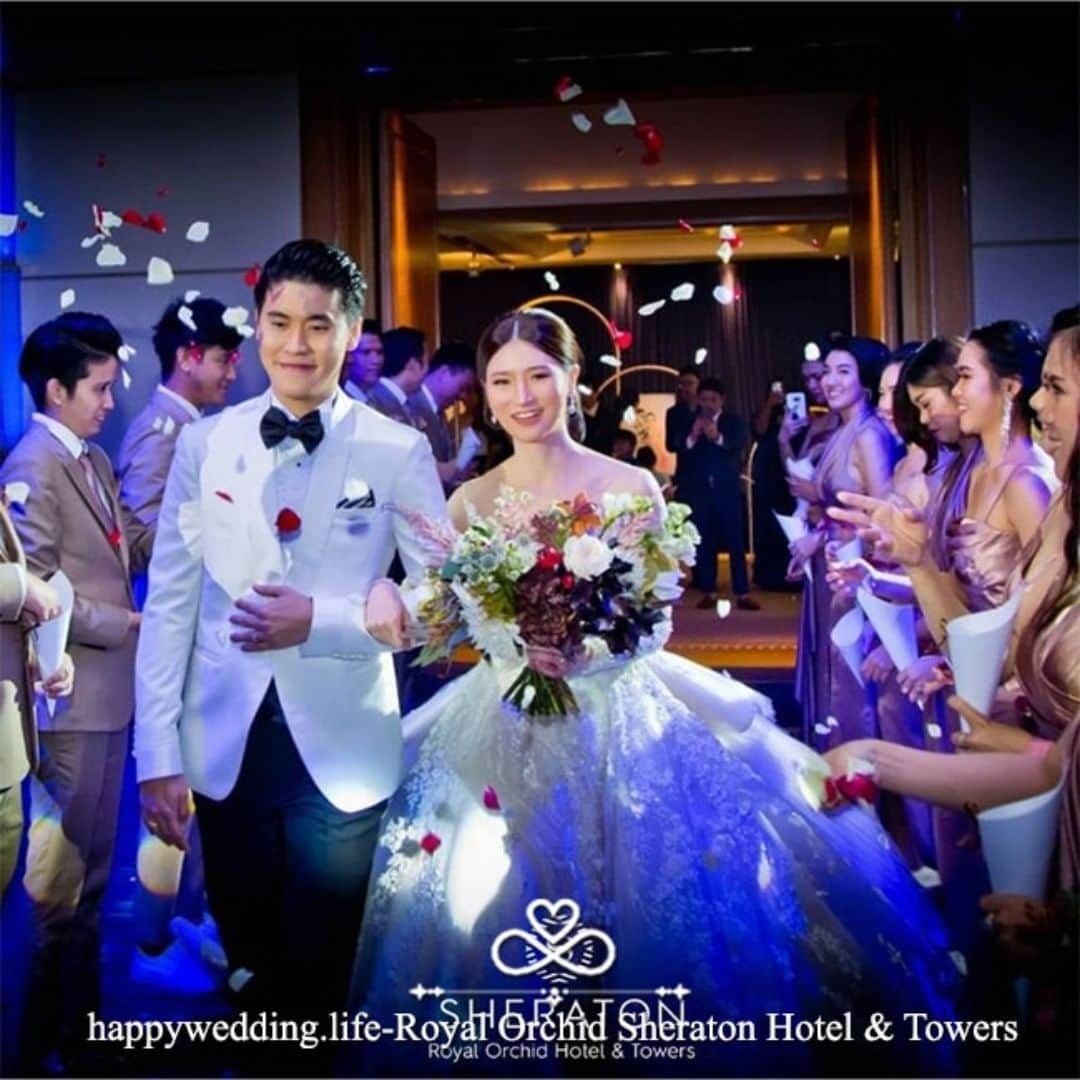 HappyWedding.Lifeのインスタグラム：「หากคุณกำลังมองหาสถานที่ที่สำหรับจัดงานแต่งงาน แบบสมบูรณ์แบบอยู่? . . ด้วยทำเลที่ตั้งที่ดีที่สุดริมแม่น้ำเจ้าพระยา ห้องรอยัลออร์คิดบอลรูมคือสถานที่ที่สมบูรณ์แบบสำหรับการจัดงานแต่งงานของคุณ ห้องบอลรูมขนาดใหญ่ ไร้เสา พร้อมกับวิวพาโนรามาของแม่น้ำเจ้าพระยายามค่ำคืน และทีมงานมืออาชีพของเราที่จะช่วยเนรมิตรและสร้างความประทับใจให้กับคุณและคนที่คุณรักตลอดไป  Are you looking for a perfect venue of your dream wedding?  With a greatest location by the river and our spacious Royal Orchid Ball Room with the Chao Phraya River as a backdrop is the perfect place to celebrate your big day with a stylish setting with complete wedding services and wide range of delicious cuisine selections to ensure that your special day will be the most beautiful memory of your life. . . Detail on 🔽 https://happywedding.life/th/vendors 🔍 Royal Orchid Sheraton Hotel & Towers . . #Venue #weddingvenue #Thaiwedding #wedding #weddingmemories #weddingplanning #weddingthailand #weddingplanning #happywedding #happyweddingth #happyweddinglifeth #weddinginspiration #thailand #love #inspiraion #แต่งงาน #จัดงานแต่งงาน #สถานที่จัดงานแต่งงาน #สถานที่ถ่ายพรีเวดดิ้ง #พรีเวดดิ้ง #ตัดสินใจเลือกสถานที่แต่งงาน #สถานที่จัดงานแต่งแบบไทย . . ติดตามผู้ให้บริการด้านสถานที่จัดงานแต่งงาน >> #HWLvenue」