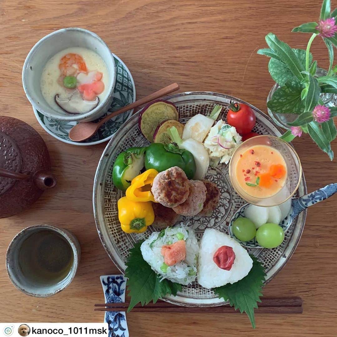 のインスタグラム：「@kanoco_1011msk 様  らでぃっしゅぼーやの食材を使った投稿をしていただきました。  ゴロゴロっとしたお野菜など食べ応え抜群のお料理ですね！  素敵に調理してくださりありがとうございます♪ ・ ・ ・  今日の#昼ごはん﻿ でこんにちは🌞﻿ ﻿ 娘🐶は回復してきたものの、﻿ 1人にするのが心配で﻿ 買い物にも行けない日々が 続いていたら﻿ 冷蔵庫スッカラカンの大ピンチ😭﻿ ﻿ そんな時に @radishboya1988 　#らでぃっしゅぼーや さまが  お試しセットを届けてくれました👼✨﻿ ﻿ 久しぶりに見た、土付き野菜やシャインさまにわくわくしながら作ったものは﻿ ﻿ ﻿ 🥕蓮根入りつくね  生のピーマン、パプリカを添えて 🥕さつまいもとかぶのオイル蒸し﻿ 🥕人参のムース﻿ 🥕ミニトマト、シャインマスカット﻿ 🥕かぶの葉塩漬けとじゃこ入りめんたいこのおにぎり、うめぼしのおにぎり﻿ 🥕茶碗蒸し🐣﻿ ◎ポテトサラダ﻿ ◎浜なし﻿ （🥕マークはらでぃっしゅぼーや の野菜や卵を使いました）﻿ ﻿ ﻿ 美味しいと安全を大切にして作られた野菜たち。﻿ 特に人参やピーマンは味が濃くて甘くて﻿感動〜😋👍﻿ お試しセットは今ならこんだけついて（pic2枚目）¥1980 て😳😳😳 びっくり価格ですよ奥さんっ☺️⤴ ﻿ ﻿ #おうちごはん #おうちランチ #ブランチ  #おうちごはんlover  #おうち和ごはん  #豊かな食卓  #和食 #和食器  #うつわ好き　﻿ #井上茂 #川口武亮 #心和庵 #松浦コータロー #南部鉄器#ワンプレート #和ンプレート #フーディーテーブル  #wp_deli_japan #タベリー　 #japanesefood #washoku」