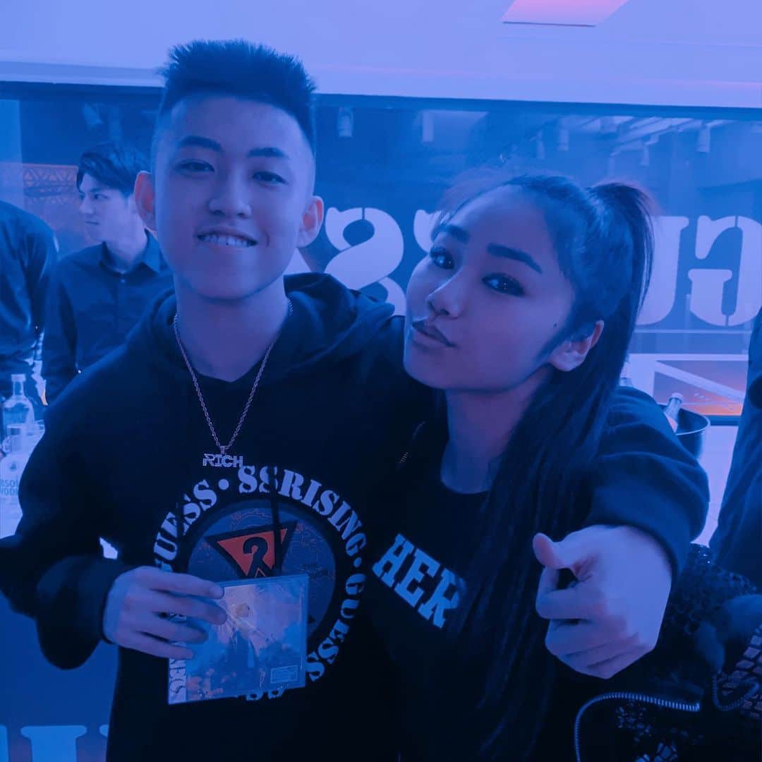 RIRIさんのインスタグラム写真 - (RIRIInstagram)「GUESS 88rising capsule collection launch party⬆︎ w/Rich Brian We’re the same age. I will challenge to fight into a global market as an Asian artist like him.  #guess #gue88 #richbrian #88rising @88rising #asian #rapper #artist #global #japan」9月19日 21時46分 - riri_tone