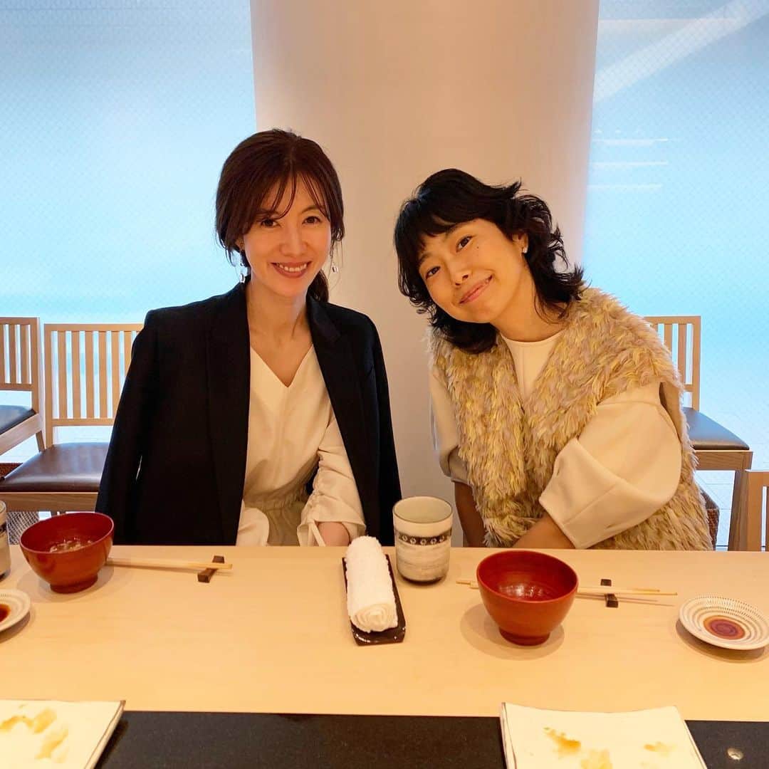 ともさかりえさんのインスタグラム写真 - (ともさかりえInstagram)「お寿司ランチからのホテルでお茶。 @setsuko_sagittaire さんと 東京カレンダーデート♡ . 来月で不惑。 40歳という響きは なかなか感慨深いものがある。 #不惑 #40歳」9月19日 21時47分 - rie_tomosaka_official