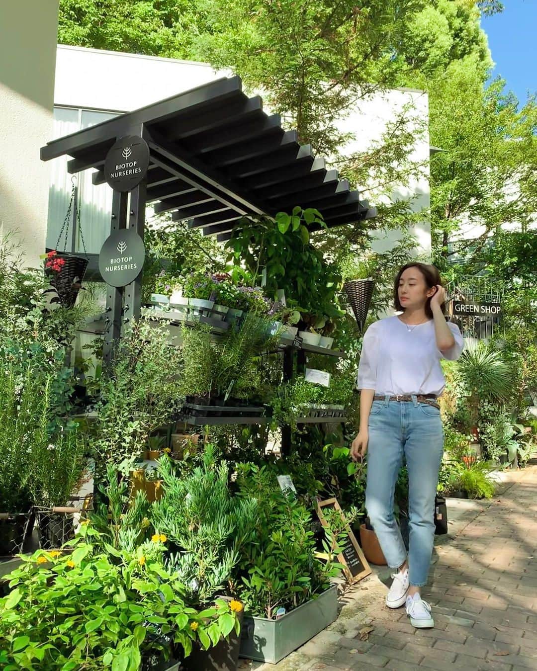 泉見祐希のインスタグラム：「緑に癒された日🌿💗明日から雨の日が続いて、それからいよいよ秋が訪れそうですね🦉秋服の衣替えうきうきするなぁ ひひ」