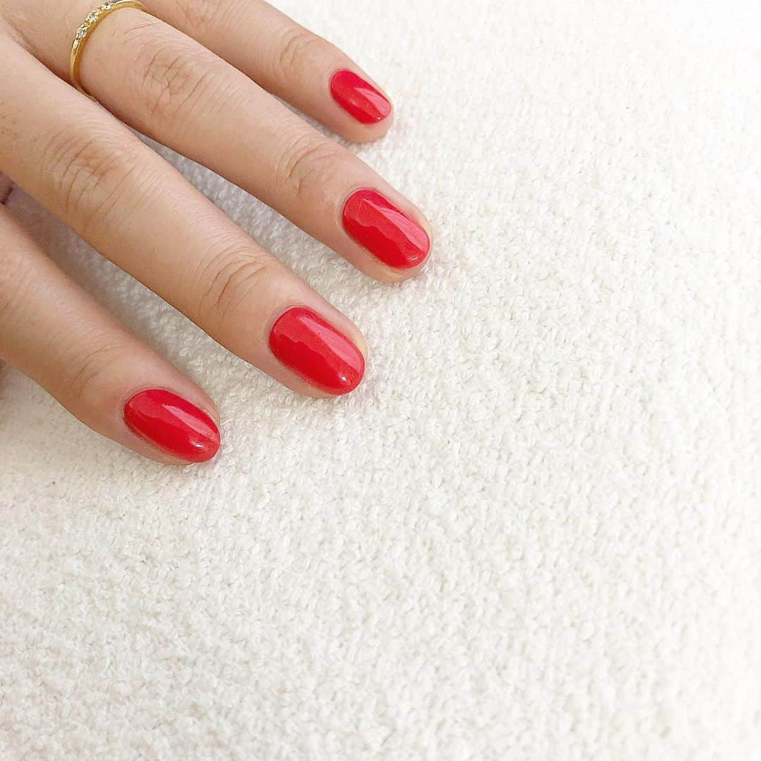 Kana Kobayashiさんのインスタグラム写真 - (Kana KobayashiInstagram)「#mynail 久々に自分で自分のネイルを塗り替えた #ネイルは人にやって貰うに限る！ #人のネイルをやらせて貰うに限る！ ＆久々の #赤ネイル #red #nails #ネイル #ジェルネイル #赤 #shortnails #Anela #艶色 #セルフネイル」9月19日 21時47分 - anela_kana