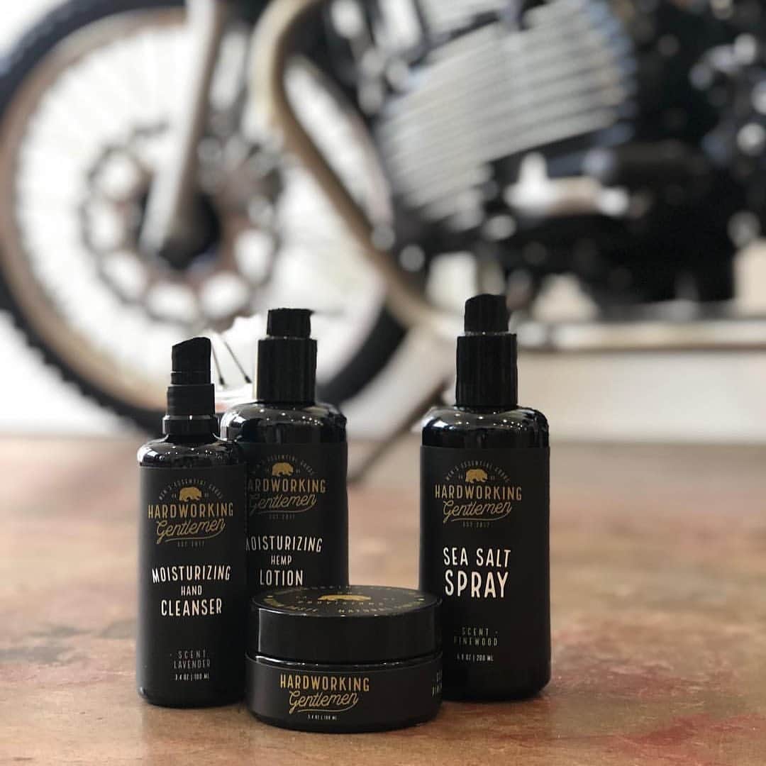 のインスタグラム：「••• 新ブランド @hardworking_gentlemen の取り扱いが始まりました✨ カリフォルニア発のナチュラル系グルーミングブランドです🇺🇸 バイクやサーフィン、そんなカルチャーが好きな人には間違いないアイテムが揃っています🏍🏄‍♂️是非チェックしてみてください👀 ••• DRESSKIN🎩 Men's grooming online store🤵🏻 https://dresskin.com ⇨プロフィールからご覧ください👀 🌏For international customer ⇨https://global.dresskin.com✈️ ••• #hardworkinggentlemen #california #dresskin #cosmetics #menshair #mensgrooming #pomade #gentleman #barber #barbershop  #ハードワーキングジェントルマン #新ブランド #ドレスキン#メンズコスメ #メンズグルーミング #美容男子 #シェアコスメ #グルーミング #身嗜み #バーバーショップ #バーバースタイル #フェード #ポマード #ヘアワックス」