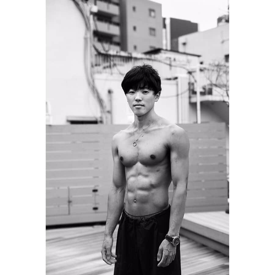 七咲友梨さんのインスタグラム写真 - (七咲友梨Instagram)「https://tokyo-voice.jp/papers/vol8/  フリーマガジン「TOKYO VOICE VOL:8」にて、女優の白石聖ちゃん(表紙+中面4P)、クライマーの藤井快さん(4P)撮影しました。  聖ちゃんの突き刺すみたいな眼差しが好きです。  藤井快さんの、手の写真が気に入っています。クライマーの方の指の形、今まで見たことのない形をしていました。  TOKYO VOICEを読んで改めて思う。本当におもしろくて胸を掴まれるのは、その人の正直さ。 本当に思っていること、考えていること、感じていることでやり取りするのが好きです。  時々グサリと痛かったり、ぐぅーっと胸が圧迫されて息苦しくなる時もあるけど、それでもやっぱり、正直な部分でのやり取りが好きです。  白石聖ちゃんという、21歳の職業は女優をやっている子の揺らぎと潔さ、クライマーの藤井快さんのまっすぐな言葉、 他には画家の横尾忠則さん、会社員で銭湯番台のHoshino Fuzukiさん、おばあちゃんと孫のラップユニットAkachan Baachanさんなどなど。  TOKYO VOICEは、年齢・職業・性別・出身地に垣根なく、2019年TOKYO（つまり日本）に生きる人の生の声を読むことができる。うん、おもしろいな。  わたし、今回の聖ちゃんの撮影には個人的に強い思い入れがあって。 わたしが元いた事務所の子なんです。 役者時代にたくさーんお世話になったマネージャーさんと、今度はフォトグラファーとして撮影現場で一緒になるなんて。  生きていて人と関わっていると、思いもよらないことが起こるなぁ。 しあわせです。とっても。  全国取り扱い店舗で配布が始まっています。 誌面はリニューアルして、webもパワーアップしています。 紙の方は、なくなり次第終了とのこと。 ぜひお手にとって、写真を楽しんだり、みなさんの声を読んでみてください◎ .  #tokyovoice #tokyo #東京 #トーキョーボイス #人の声で明日は変わる #白石聖 #藤井快 #女優 #クライマー #七咲友梨 #yurinanasaki #nanasakiyuri #photograph #phtographer #写真 #フリーマガジン #freemagazine #タブロイド判 #free #freepaper #tabloid #イッテンサンジカン . 媒体:@tokyovoicejp  Editor in chief:@masayayamawaka(1.3h/イッテンサンジカン) Editor: Aki Kiuchi . . stylist:@umedakazuhide  hair&make:@wasico」9月19日 21時48分 - nanasaki_yuri