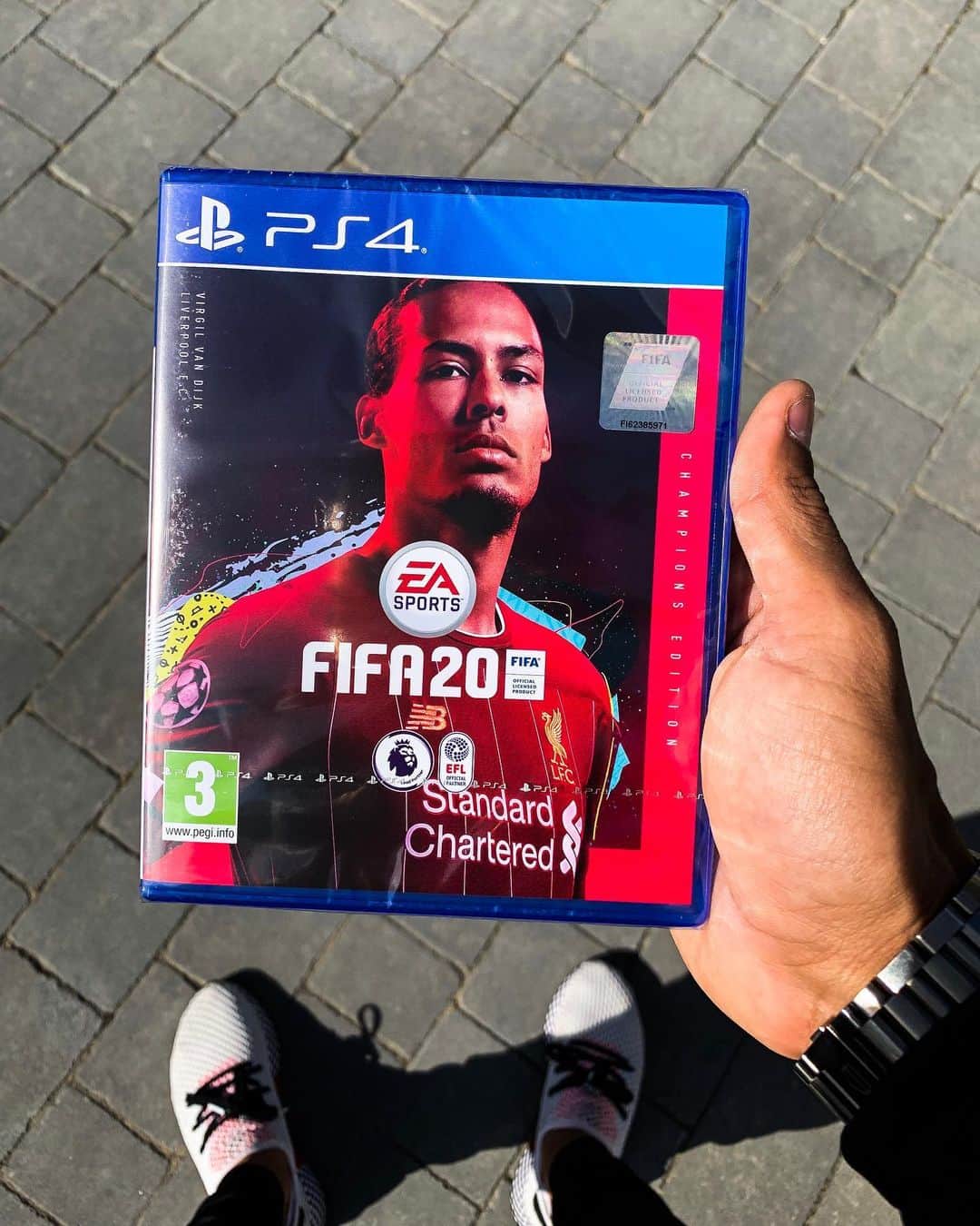 F2Freestylersのインスタグラム：「😍 Got a spare copy of the FIFA 20 for PS4!!! 🎮⚽️🔥 Going to give it away to one of you guys & send it to your house 🏠 All you have to do is: • TURN ON Post Notifications for @thef2 Insta • Once you’ve done it, Comment ‘DONE’ ...That’s it 🙌🏽 We will pick one winner at random & DM you. Simple. Good luck 💙⚽️ #Fifa20」