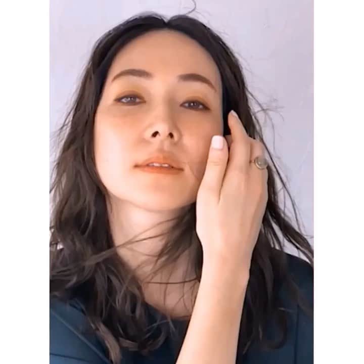 霧島れいかのインスタグラム：「こんばんは。 ジュード・ロウです。 ヘアメイクアップアーティスト 菊地美香子さんの囲み目メイク最高です💜 発売中GLOW10月号の付録の 大人洒落眉メイク4点セットを使って 先月のGLOWインスタライブでメイクして頂きました。 私はこの色使いが本当に好き！ パレットの10色が最高に素敵な色で 不思議と肌に馴染みトレンド感をよりアップしてくれます。  付録とは思えないクオリティの高さですよ♪ ぜひGLOWをチェックしてみてくださいね✨ 因みに指に付けている @mariha_official のリングもとても好き ・ ・ hair&make @mikako888  styling @kazumi.yasutake  #autumn#makeup#eyemakeup  #movie#ring#mariha#GLOW#囲み目メイク」