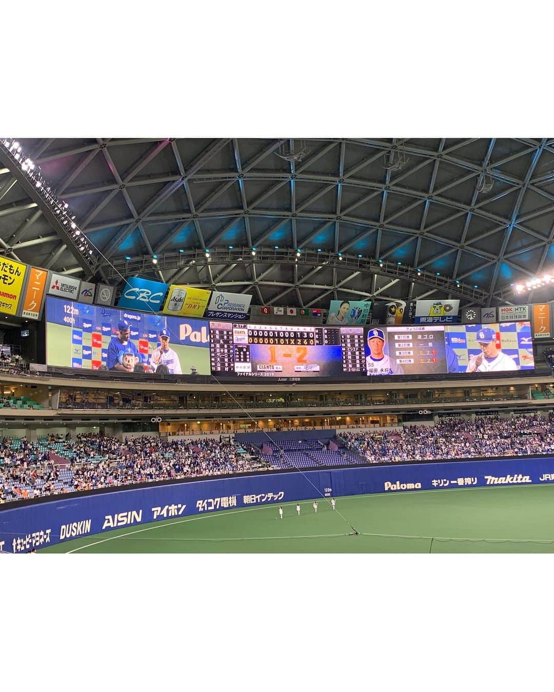 沢井里奈さんのインスタグラム写真 - (沢井里奈Instagram)「♡ . 3連勝！！どらほー💙💙💙 . 福田選手2打席連続タイムリー2ベース、 ロドリゲス投手の3者連続三振は 鳥肌立ちましたし⚾️🌸 マルティネス投手も3者で抑えて 感動でした🥺🥺🥺💕💕 . 4位浮上、、😢✨ 嬉しすぎる！！！！！ . . 今日は元チアドラのしおんちゃんと観戦🌟 久しぶりに会えて嬉しかった☺️💓💓 . フラッシュモブとか 最後のショー｢ドラゴンズライズ2019｣ すごかったです🔥✨ めちゃめちゃ綺麗でした🥺💕💕 . #dragons #nagoyadome #nagoya #baseball #instagood #instagramjapan #japanesegirl #girls #中日ドラゴンズ #中日 #ドラゴンズ #京田陽太 選手 #京田選手 #ファイナルシリーズ #ナゴヤドーム #ドアラ #野球 #野球観戦 #ドラゴンズ女子 #昇竜ユニホーム #ユニフォーム #ユニフォーム女子 #さわー野球 #沢井里奈」9月19日 21時51分 - sawairina