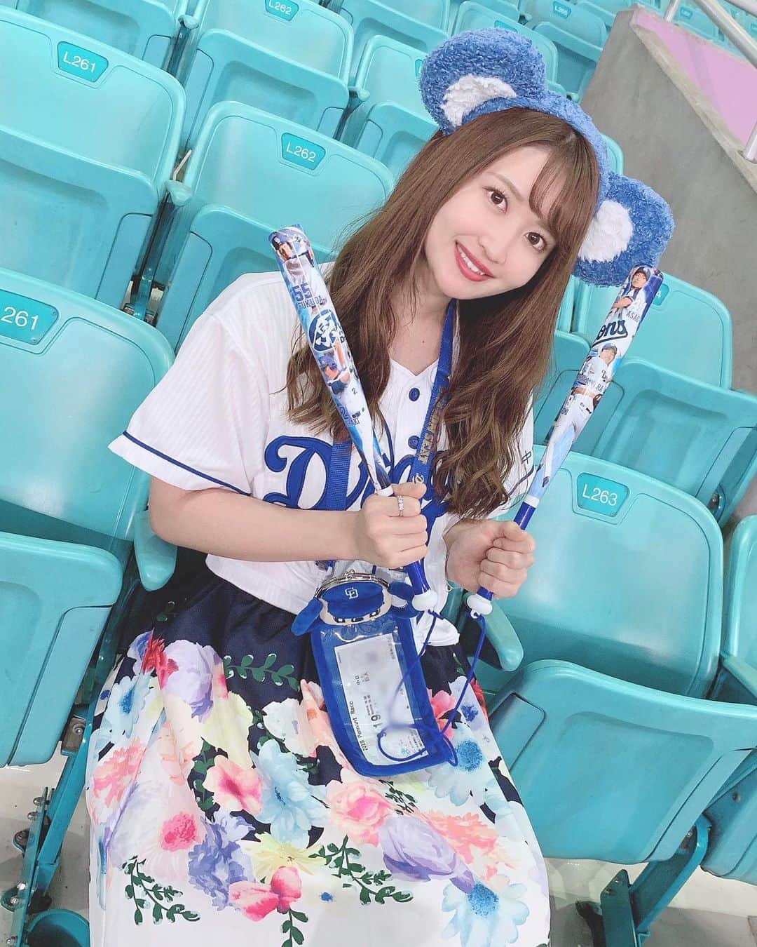沢井里奈さんのインスタグラム写真 - (沢井里奈Instagram)「♡ . 3連勝！！どらほー💙💙💙 . 福田選手2打席連続タイムリー2ベース、 ロドリゲス投手の3者連続三振は 鳥肌立ちましたし⚾️🌸 マルティネス投手も3者で抑えて 感動でした🥺🥺🥺💕💕 . 4位浮上、、😢✨ 嬉しすぎる！！！！！ . . 今日は元チアドラのしおんちゃんと観戦🌟 久しぶりに会えて嬉しかった☺️💓💓 . フラッシュモブとか 最後のショー｢ドラゴンズライズ2019｣ すごかったです🔥✨ めちゃめちゃ綺麗でした🥺💕💕 . #dragons #nagoyadome #nagoya #baseball #instagood #instagramjapan #japanesegirl #girls #中日ドラゴンズ #中日 #ドラゴンズ #京田陽太 選手 #京田選手 #ファイナルシリーズ #ナゴヤドーム #ドアラ #野球 #野球観戦 #ドラゴンズ女子 #昇竜ユニホーム #ユニフォーム #ユニフォーム女子 #さわー野球 #沢井里奈」9月19日 21時51分 - sawairina