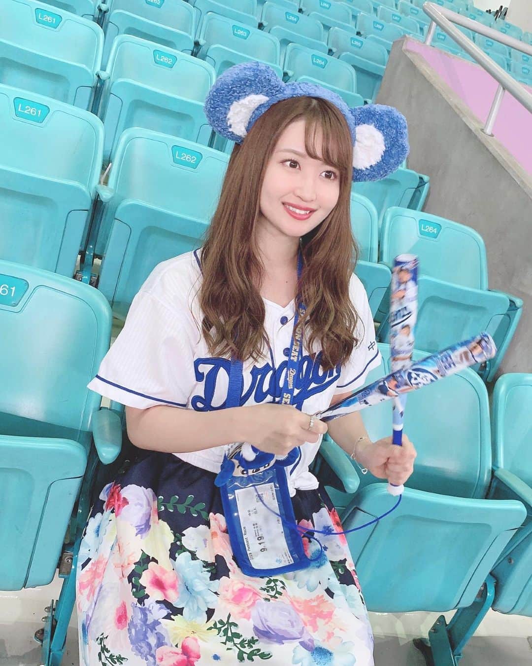 沢井里奈さんのインスタグラム写真 - (沢井里奈Instagram)「♡ . 3連勝！！どらほー💙💙💙 . 福田選手2打席連続タイムリー2ベース、 ロドリゲス投手の3者連続三振は 鳥肌立ちましたし⚾️🌸 マルティネス投手も3者で抑えて 感動でした🥺🥺🥺💕💕 . 4位浮上、、😢✨ 嬉しすぎる！！！！！ . . 今日は元チアドラのしおんちゃんと観戦🌟 久しぶりに会えて嬉しかった☺️💓💓 . フラッシュモブとか 最後のショー｢ドラゴンズライズ2019｣ すごかったです🔥✨ めちゃめちゃ綺麗でした🥺💕💕 . #dragons #nagoyadome #nagoya #baseball #instagood #instagramjapan #japanesegirl #girls #中日ドラゴンズ #中日 #ドラゴンズ #京田陽太 選手 #京田選手 #ファイナルシリーズ #ナゴヤドーム #ドアラ #野球 #野球観戦 #ドラゴンズ女子 #昇竜ユニホーム #ユニフォーム #ユニフォーム女子 #さわー野球 #沢井里奈」9月19日 21時51分 - sawairina