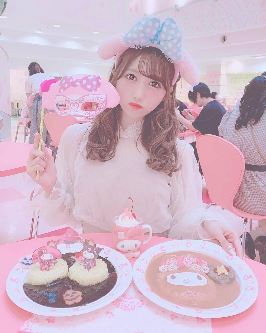 田口未彩のインスタグラム：「🎀 . . 今日はママとピューロいってきたよ💗 ママも年パデビューさせた、、！笑 . . マイメロちゃん尽くしの1日💗 ハロウィンのパレードもみれたし ハロウィン限定メニューもたべたよ！ . . ワンピースは見えづらいけど ( @tittyandco_com )です🎀 . . #サンリオ #サンリオピューロランド #ピューロランド #ピューロ #クロミ #クロミちゃん #マイメロ #量産型 #量産型女子 #anmille #アンミール #エブリン #メイク #オレンジメイク #ピューロコーデ #カチューシャ #量産型コーデ  #ピンクコーデ #インスタ映え #映え #クロミコーデ #マイメロコーデ」
