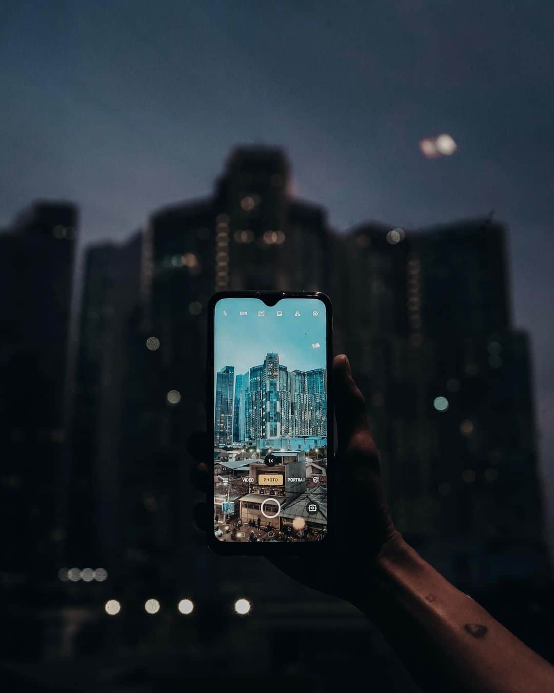 Putri Anindyaのインスタグラム：「The launching // this new phone of mine just launched offically today! realme 5 Pro is such an affordable phone yet has the best spec on its class. I was astounded by the exhibition installation that they did on the venue as well. These photos that I saw today made me want to take lots of pictures with the quad camera of realme 5 Pro!  Btw ada yg bisa tebak gak harga realme 5 Pro? yang jawab bener gue akan ke feed kalian dan comment ke foto kalian yg paling gue suka 🤗❤ @realmeindonesia #5hot4You  #DareToLeap #realme5Pro」