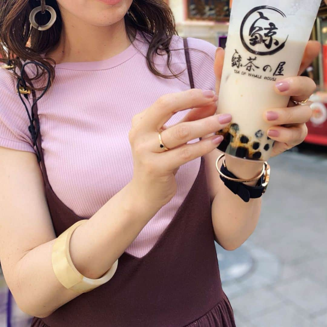 ree_mstorynさんのインスタグラム写真 - (ree_mstorynInstagram)「#tapioca 鯨が泳いでる 鯨茶の屋 ● ● ● ● ● 黒糖極濃フレッシュミルク 欲張ってLサイズ もちもちのブラックタピオカ た〜っぷり ・ ・ #鯨茶の屋 #黒糖タピオカ #タピオカドリンク #タピオカドリンク専門店 #神戸元町 #南京町 #食べ歩き #神戸 #神戸スイーツ #神戸グルメ #kobe #teaofwhalehouse #ootd #outfit #大人カジュアル #locari #ponte_fashion #vsco #vscam」9月19日 21時52分 - ree_mstoryn