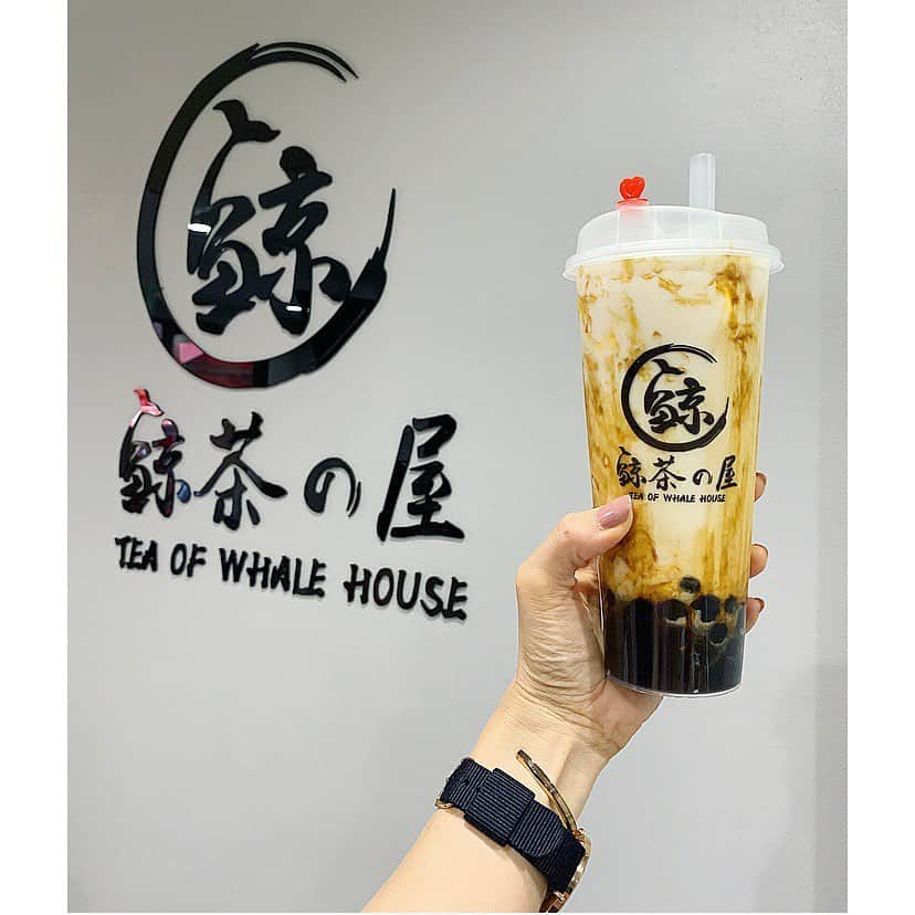 ree_mstorynさんのインスタグラム写真 - (ree_mstorynInstagram)「#tapioca 鯨が泳いでる 鯨茶の屋 ● ● ● ● ● 黒糖極濃フレッシュミルク 欲張ってLサイズ もちもちのブラックタピオカ た〜っぷり ・ ・ #鯨茶の屋 #黒糖タピオカ #タピオカドリンク #タピオカドリンク専門店 #神戸元町 #南京町 #食べ歩き #神戸 #神戸スイーツ #神戸グルメ #kobe #teaofwhalehouse #ootd #outfit #大人カジュアル #locari #ponte_fashion #vsco #vscam」9月19日 21時52分 - ree_mstoryn