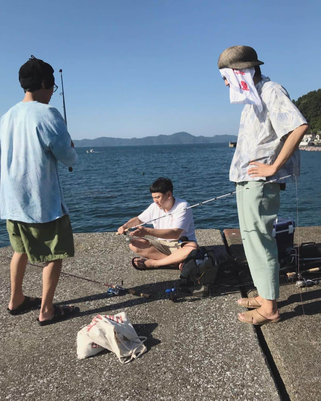 松本野々歩さんのインスタグラム写真 - (松本野々歩Instagram)「池ちゃん @toshioafrica の故郷へ そして はじめての釣り  ロケーションに夕日に 釣れたか釣れなかったかはさておき ・・ とてもいい時間でした  釣り楽しい！！またやりたい！！ ・  慣れた手つきで 竿の準備 餌つけしてくれた 池ちゃん 心強い 知らない顔がまだまだあるもんだ！」9月19日 20時25分 - nonohoms