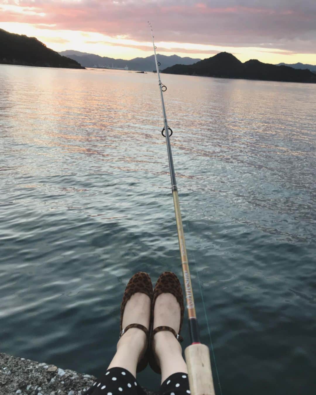松本野々歩のインスタグラム：「池ちゃん @toshioafrica の故郷へ そして はじめての釣り  ロケーションに夕日に 釣れたか釣れなかったかはさておき ・・ とてもいい時間でした  釣り楽しい！！またやりたい！！ ・  慣れた手つきで 竿の準備 餌つけしてくれた 池ちゃん 心強い 知らない顔がまだまだあるもんだ！」