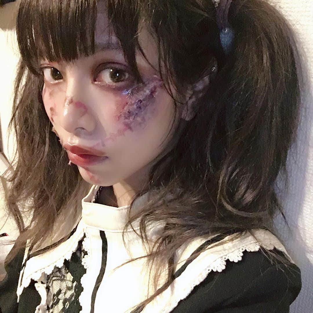 渡邊りつさんのインスタグラム写真 - (渡邊りつInstagram)「𓀠 #Halloween . ぞんびロリータ 😇😇😇 . 明日は、イベント・レンジャーズ の 怨念ポップ ★ 第二弾 Punkish★Pumpkin イベントに行くのだ〜 🎭🍂 神楽坂で Halloween ～ ︎︎︎︎✌︎︎︎✌︎︎︎︎︎✌︎ わくわくだ！ . 怪談、マヌーシュジャズ、ちんどん屋がコラボライブ 🧟‍♀️🎻👘 神楽坂の古民家で観る、聴く、味わう音楽×アートのリラックス空間。ちょっとしたスパイス料理とお酒も楽しめるみたいだし楽しみ ᗦ↞◃ 〜 . https://onnenpop2.peatix.com/ 🚋 東京メトロ東西線 「神楽坂」駅徒歩1分 🗺 〒162-0808 東京都新宿区天神町17 香音里[ ko-o-ri ] ⏲ 2019年9月20日(金) 17:00－21:00 💱 入場料金 1,000円 . #イベントレンジャーズ  #怨念ポップ #PunkishPumpkin #怪談 #マヌーシュジャズ #ジャズ #金曜日 #猫 #ちんどん屋 #アート #神楽坂 #古民家#コスプレ #ロリータ#ゾンビ #halloweenmakeup #ゾンビロリータ#horrormakeup #horror」9月19日 20時26分 - w.rw.r