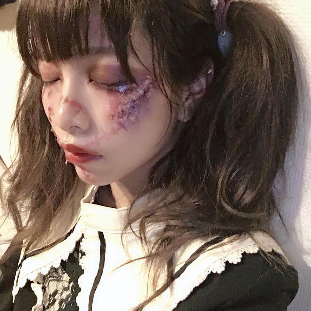 渡邊りつさんのインスタグラム写真 - (渡邊りつInstagram)「𓀠 #Halloween . ぞんびロリータ 😇😇😇 . 明日は、イベント・レンジャーズ の 怨念ポップ ★ 第二弾 Punkish★Pumpkin イベントに行くのだ〜 🎭🍂 神楽坂で Halloween ～ ︎︎︎︎✌︎︎︎✌︎︎︎︎︎✌︎ わくわくだ！ . 怪談、マヌーシュジャズ、ちんどん屋がコラボライブ 🧟‍♀️🎻👘 神楽坂の古民家で観る、聴く、味わう音楽×アートのリラックス空間。ちょっとしたスパイス料理とお酒も楽しめるみたいだし楽しみ ᗦ↞◃ 〜 . https://onnenpop2.peatix.com/ 🚋 東京メトロ東西線 「神楽坂」駅徒歩1分 🗺 〒162-0808 東京都新宿区天神町17 香音里[ ko-o-ri ] ⏲ 2019年9月20日(金) 17:00－21:00 💱 入場料金 1,000円 . #イベントレンジャーズ  #怨念ポップ #PunkishPumpkin #怪談 #マヌーシュジャズ #ジャズ #金曜日 #猫 #ちんどん屋 #アート #神楽坂 #古民家#コスプレ #ロリータ#ゾンビ #halloweenmakeup #ゾンビロリータ#horrormakeup #horror」9月19日 20時26分 - w.rw.r