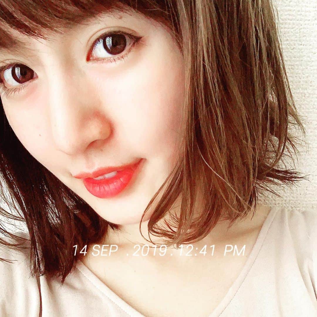 浜田真衣のインスタグラム：「この前、 髪型を少しいじってみたくなって 簡単にワックスつけて#濡れ感ヘア 💇🏻 #ヘアアレンジ もっと知りたい❀  #浜田真衣 #monaカフェ  ーーーーーーーーーーーーーー  宣伝🌸  Line@(ID):@bkj4113l  Twitterアカウント:@nna1317  SHOW ROOM:はまD部屋  MONA🌈:@mona_magazine  劇団MONA:@gekidan_mona  MONA映画: @jodame_movie」