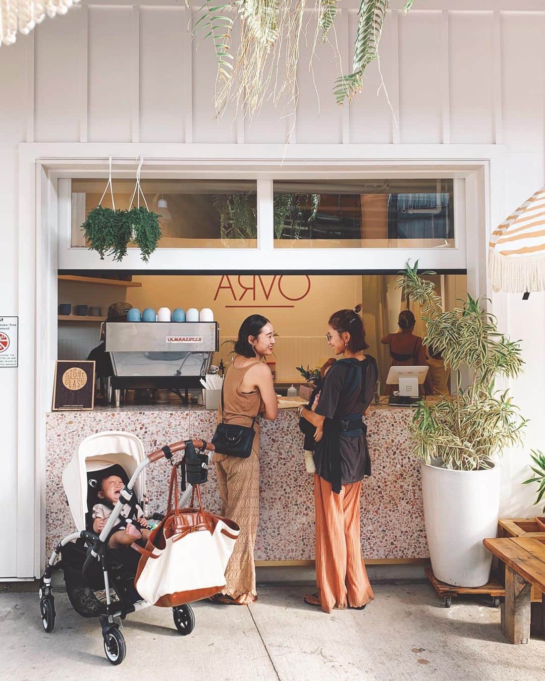 EMILY/BLUEさんのインスタグラム写真 - (EMILY/BLUEInstagram)「お友達のお店に行く前に ARVOでホッと一息☕️ なぎちゃん＆景色と合流♡ (景色はなぎちゃんいなくなった瞬間泣き出しました〜ほんと可愛いなー😂) 毎日一緒にお泊まりだから、ワイワイがやがやワクワク♡ #cafe #arvo #hawaii #aloha #outfit #ootd #fashion #カジュアルコーデ #ママコーデ #ママファッション #ファッション #コーディネート #ハワイ」9月19日 20時23分 - emilybluejewelry0220