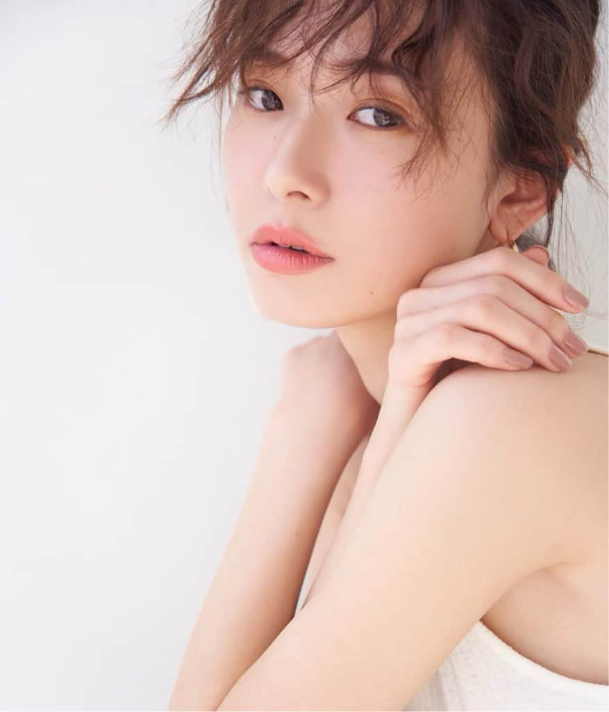 西川瑞希（みずきてぃ）さんのインスタグラム写真 - (西川瑞希（みずきてぃ）Instagram)「今回は、ファッションでいろんな自分に挑戦👠 VOCE連載『かわいいだけじゃ、ものたりない。』vol4...ウェブサイトにUPされました❤︎❤︎❤︎ . プロの方々に教えて頂いた今っぽいオシャレな着こなしや、スタイルに合わせたメイクやコスメも！参考になれば嬉しいです☑︎ . @vocemagazine #voce #vocest! #fashion #mizukitotalbeauty #ファッション #メイク #コスメ #みずき連載」9月19日 20時33分 - mizuki_nishikawa_