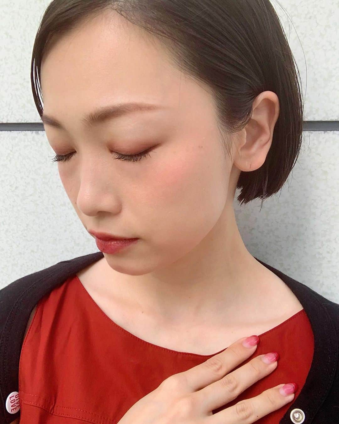 西田あいさんのインスタグラム写真 - (西田あいInstagram)「ボルドーの服に ボルドーのアイシャドウ ボルドーのリップ💄 いっきに秋っぽくなる〜🍁 ・ #秋メイク #ボルドーメイク #赤ネイル #美容好き #美容垢さんと繋がりたい #美容好きさんと繋がりたい #コスメ紹介 #ルナソル #ルナソルアイシャドウ #マカロングロウアイズ #maclipstick #マックリップ #ニシアイメイク #ニシアイチャンネル #instamakeup #instabeauty #selfie」9月19日 20時29分 - nishidaai