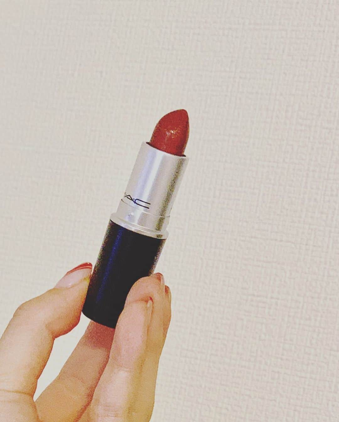 西田あいさんのインスタグラム写真 - (西田あいInstagram)「ボルドーの服に ボルドーのアイシャドウ ボルドーのリップ💄 いっきに秋っぽくなる〜🍁 ・ #秋メイク #ボルドーメイク #赤ネイル #美容好き #美容垢さんと繋がりたい #美容好きさんと繋がりたい #コスメ紹介 #ルナソル #ルナソルアイシャドウ #マカロングロウアイズ #maclipstick #マックリップ #ニシアイメイク #ニシアイチャンネル #instamakeup #instabeauty #selfie」9月19日 20時29分 - nishidaai