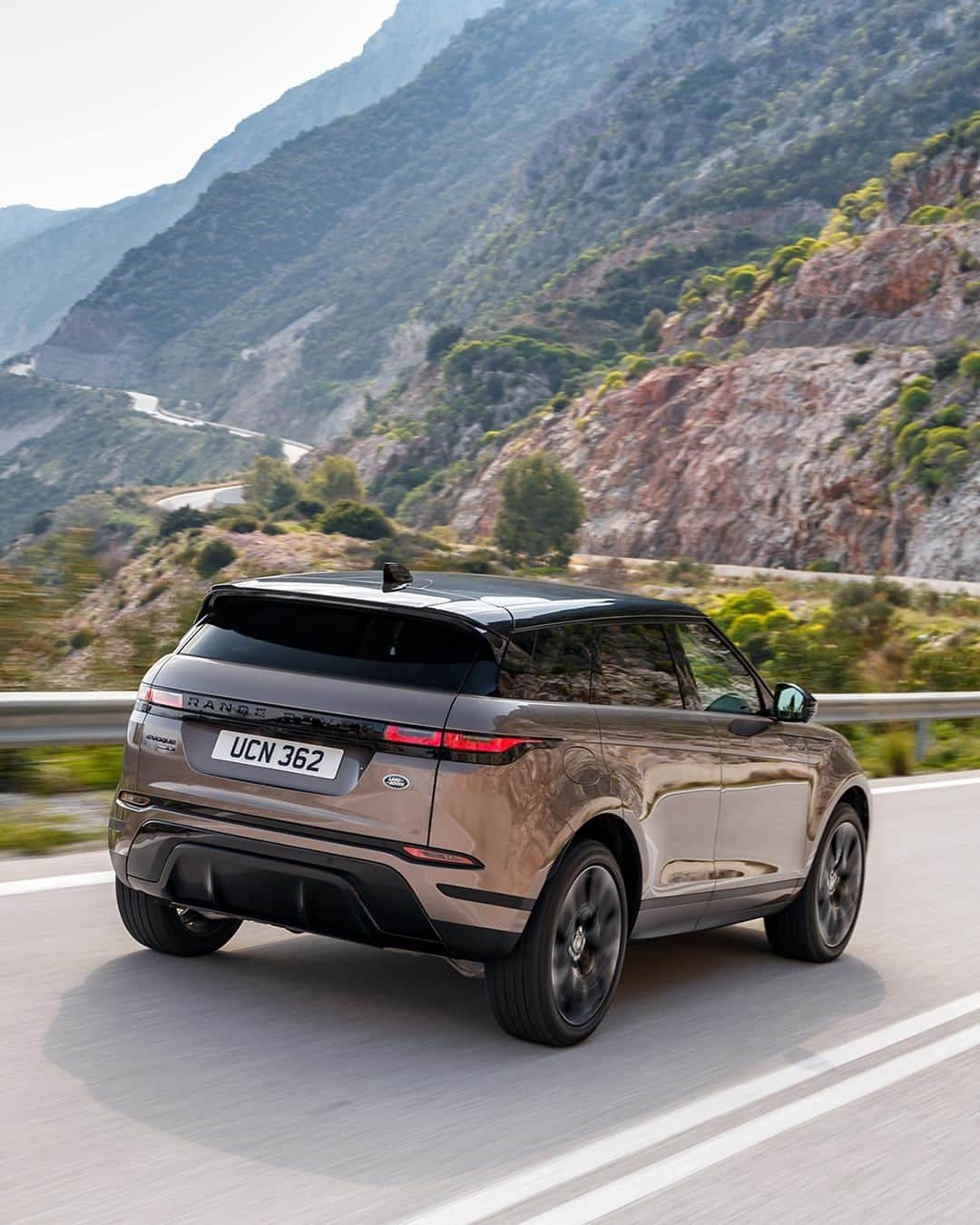 Land Roverさんのインスタグラム写真 - (Land RoverInstagram)「Beautiful contours - and the road is just as inviting. Search 'new #RangeRover #Evoque test drive' to book now.  #LandRover #CompactSUV #Design #Carsofinstagram #4x4 #Luxury #Instadesign #Elegance #SustainableStyle #SustainableLiving #SustainableLuxury」9月19日 20時30分 - landrover