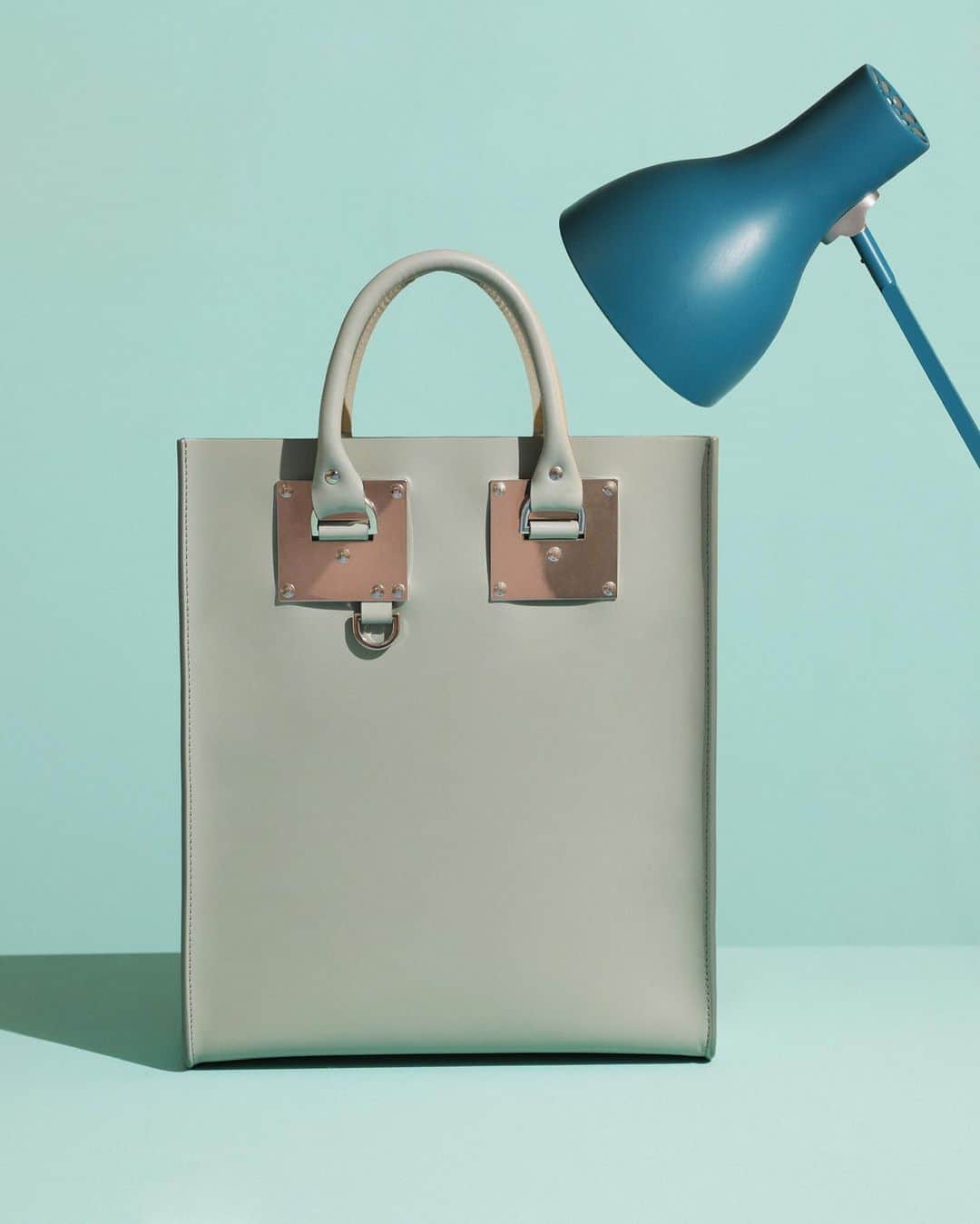Sophie Hulmeさんのインスタグラム写真 - (Sophie HulmeInstagram)「In the spotlight, the classic, adored Albion bag. Here, in Ice Blue. Chic.」9月19日 20時31分 - sophie_hulme